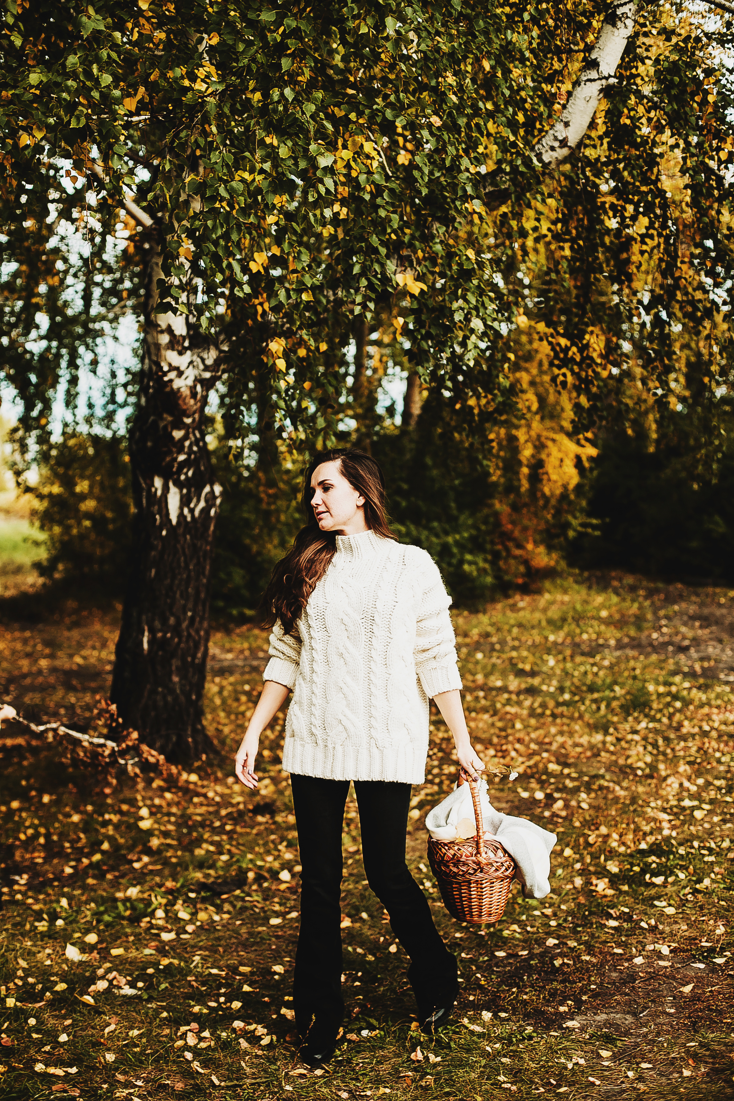 Даня, мама и бабушка. Осенний пейзаж. Фотограф Полина Егорова город Тюмень