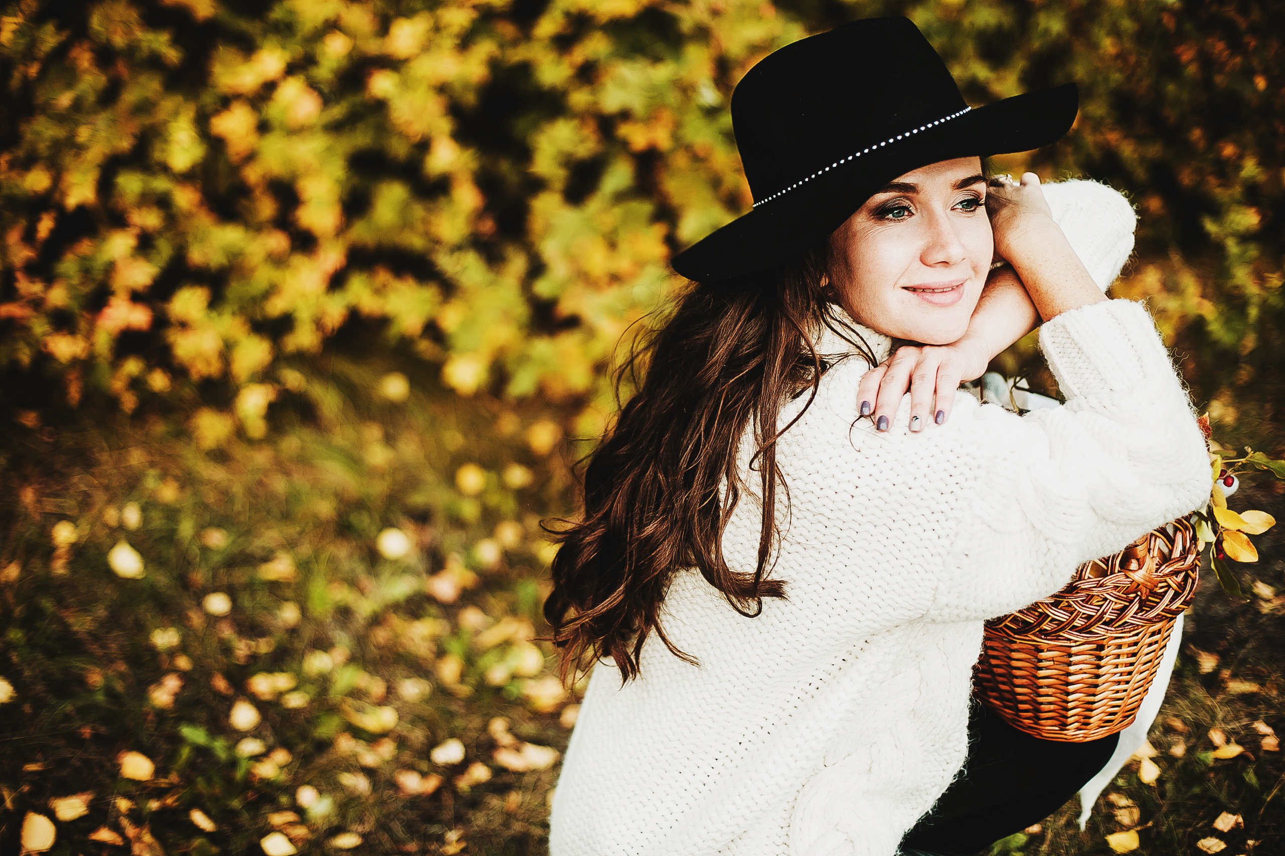 Даня, мама и бабушка. Осенний пейзаж. Фотограф Полина Егорова город Тюмень