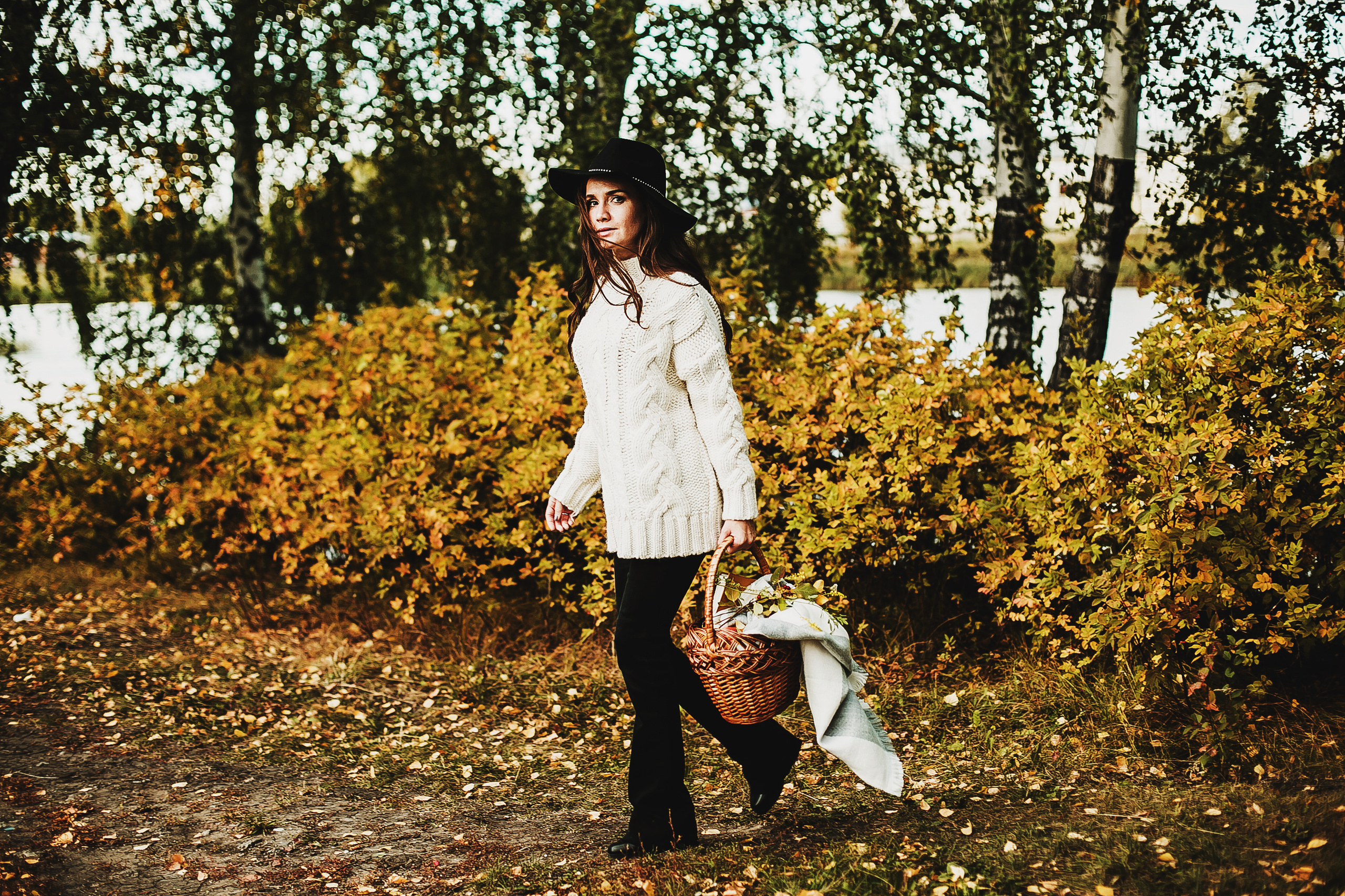 Даня, мама и бабушка. Осенний пейзаж. Фотограф Полина Егорова город Тюмень