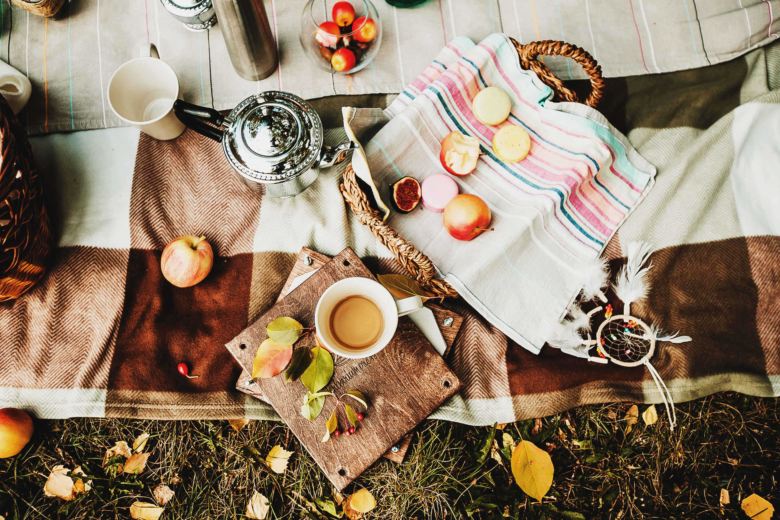 Даня, мама и бабушка. Осенний пейзаж. Фотограф Полина Егорова город Тюмень