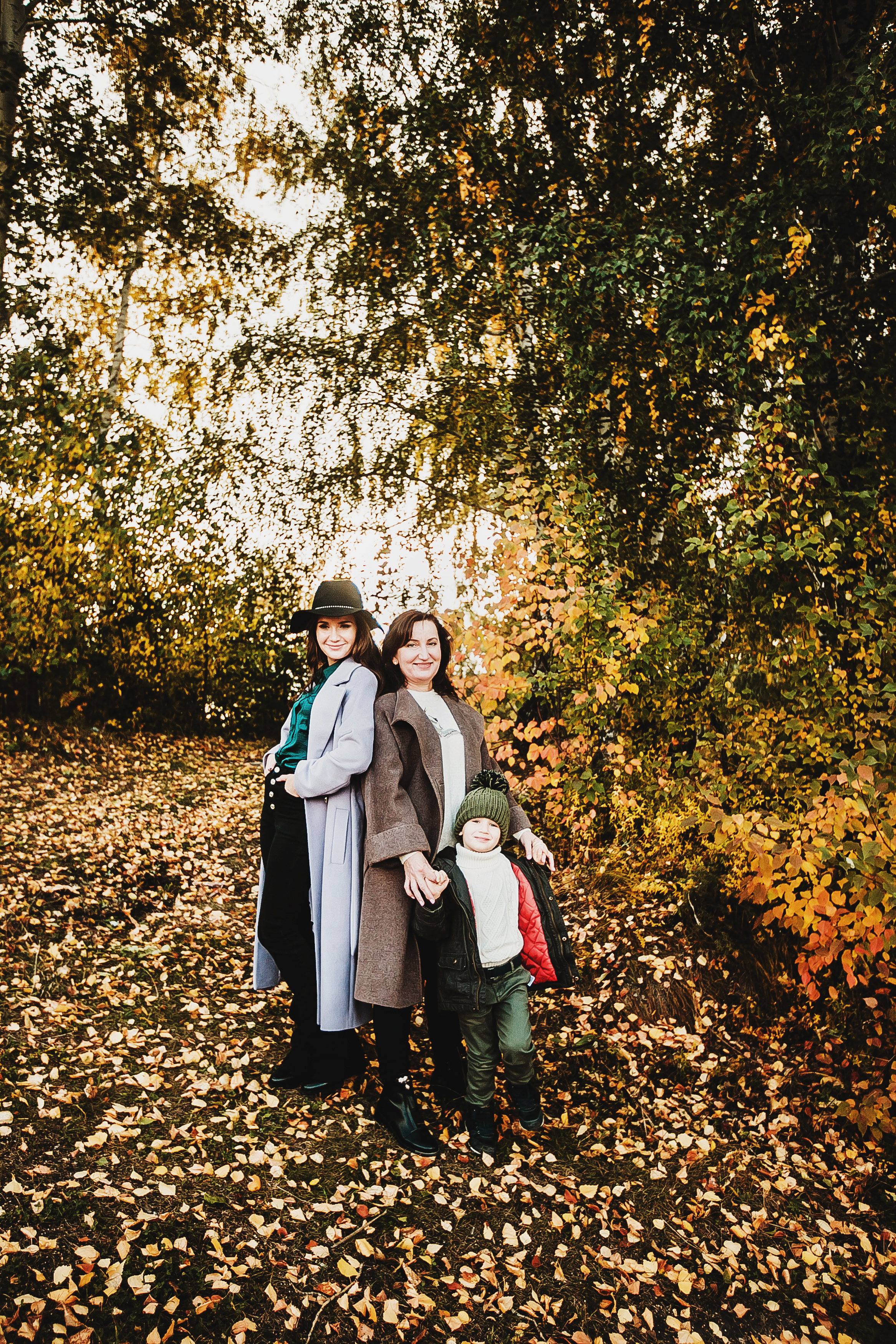 Даня, мама и бабушка. Осенний пейзаж. Фотограф Полина Егорова город Тюмень