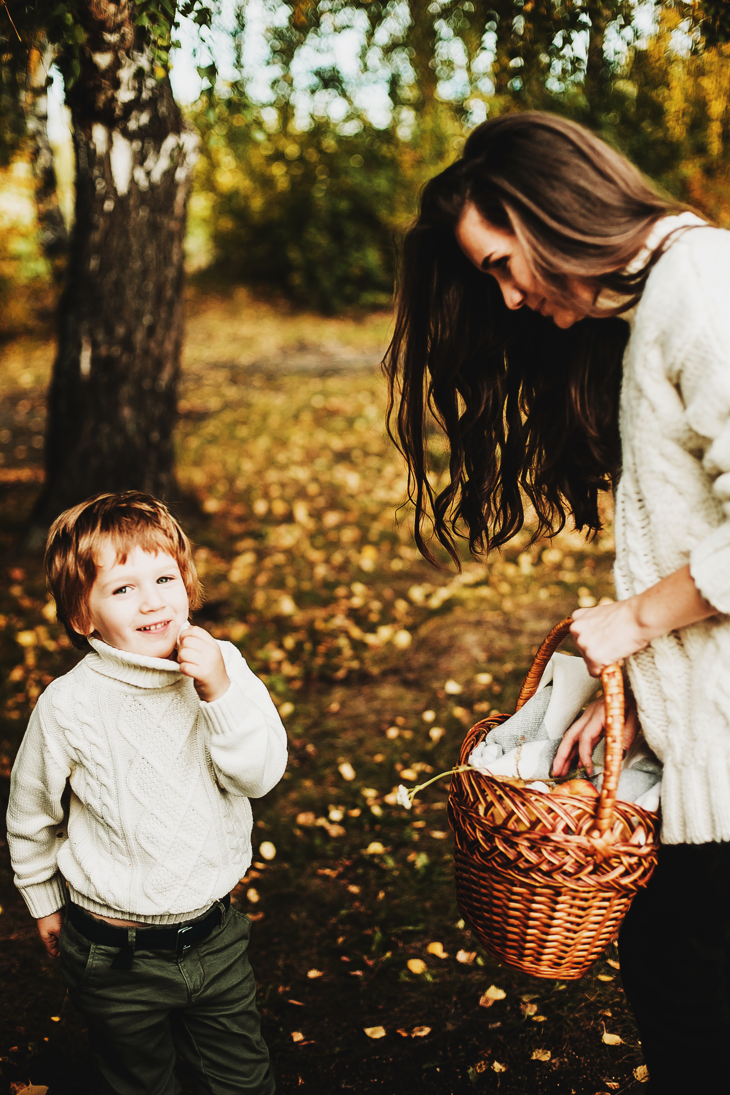 Даня, мама и бабушка. Осенний пейзаж. Фотограф Полина Егорова город Тюмень