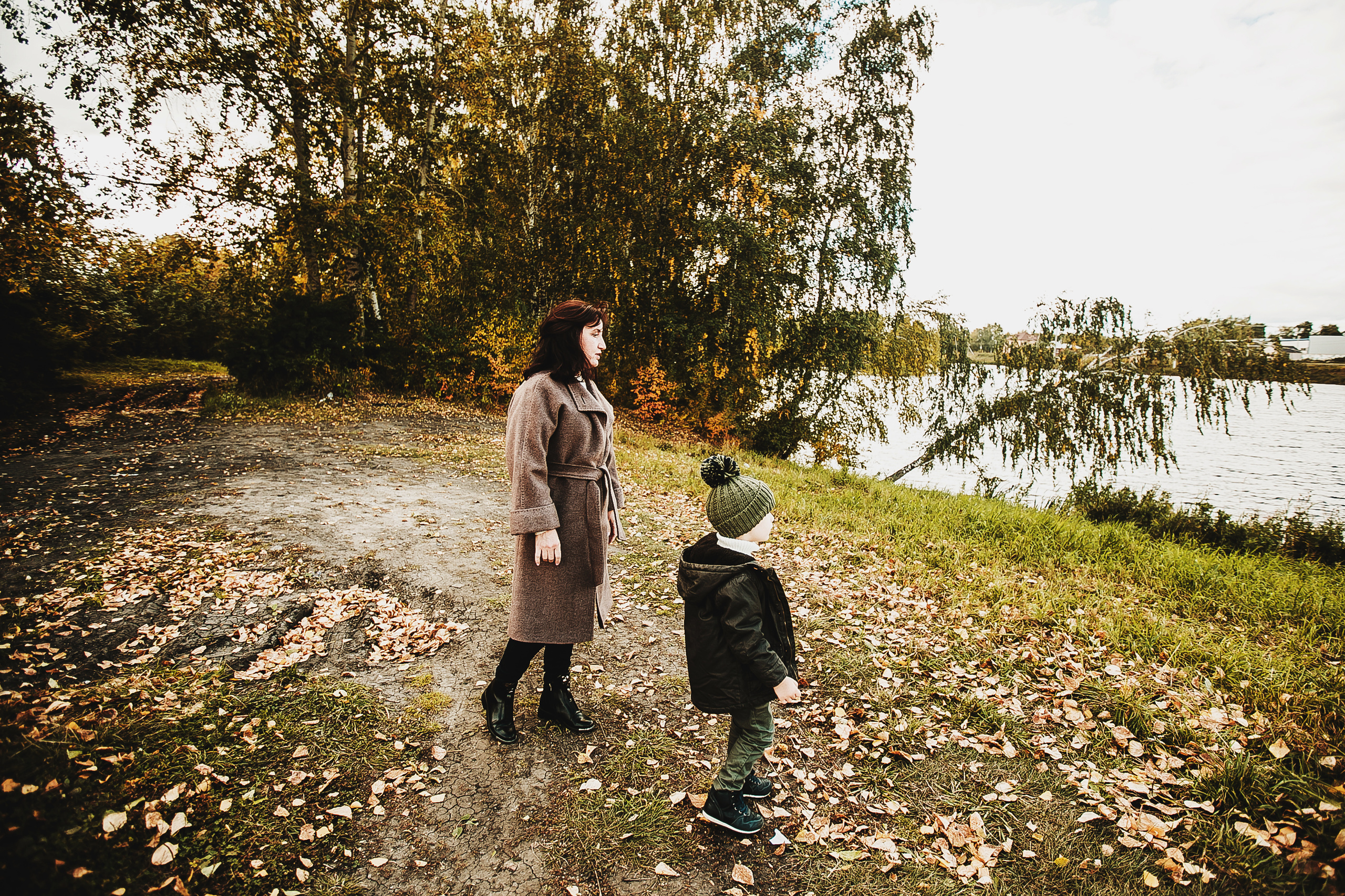 Даня, мама и бабушка. Осенний пейзаж. Фотограф Полина Егорова город Тюмень