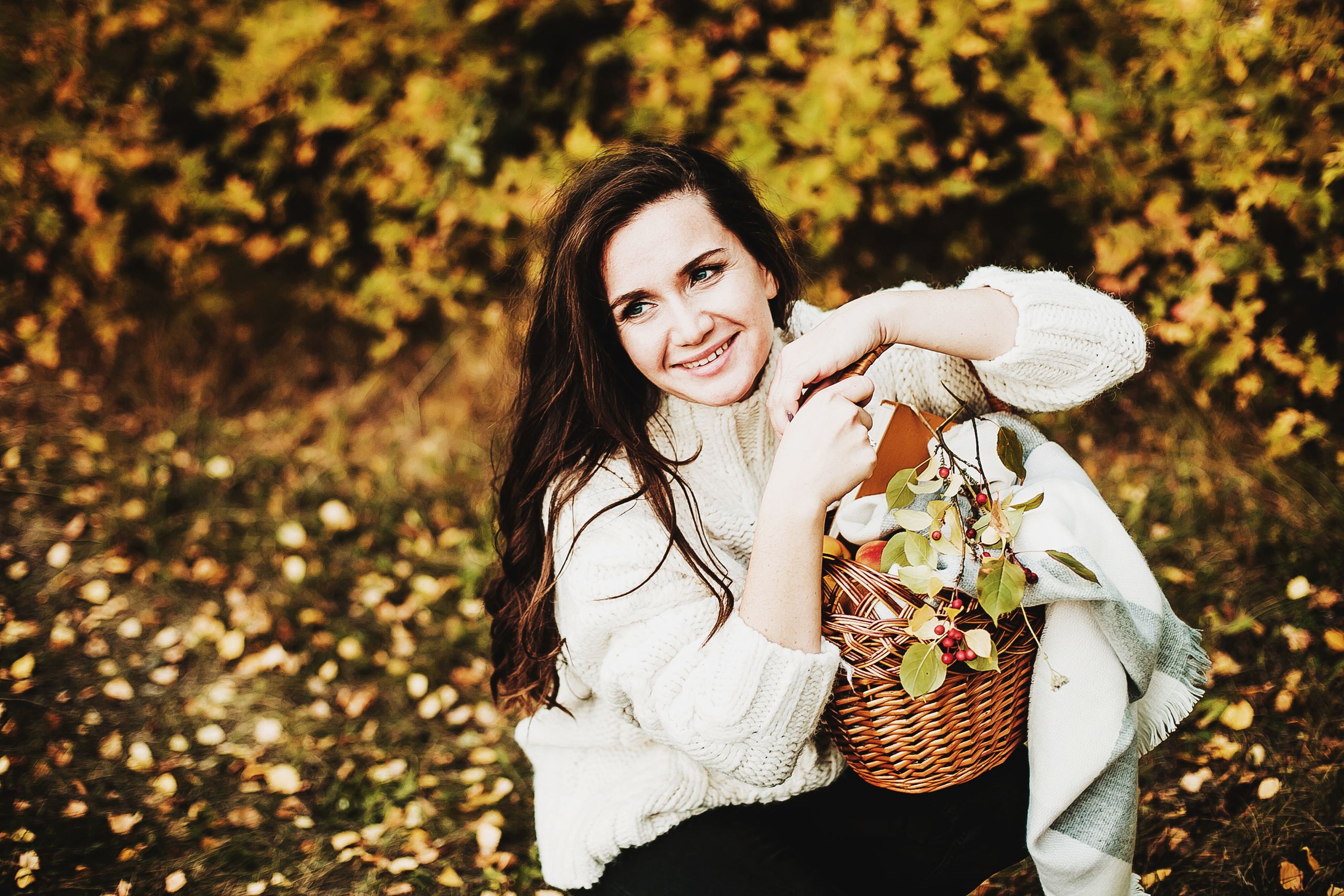 Даня, мама и бабушка. Осенний пейзаж. Фотограф Полина Егорова город Тюмень