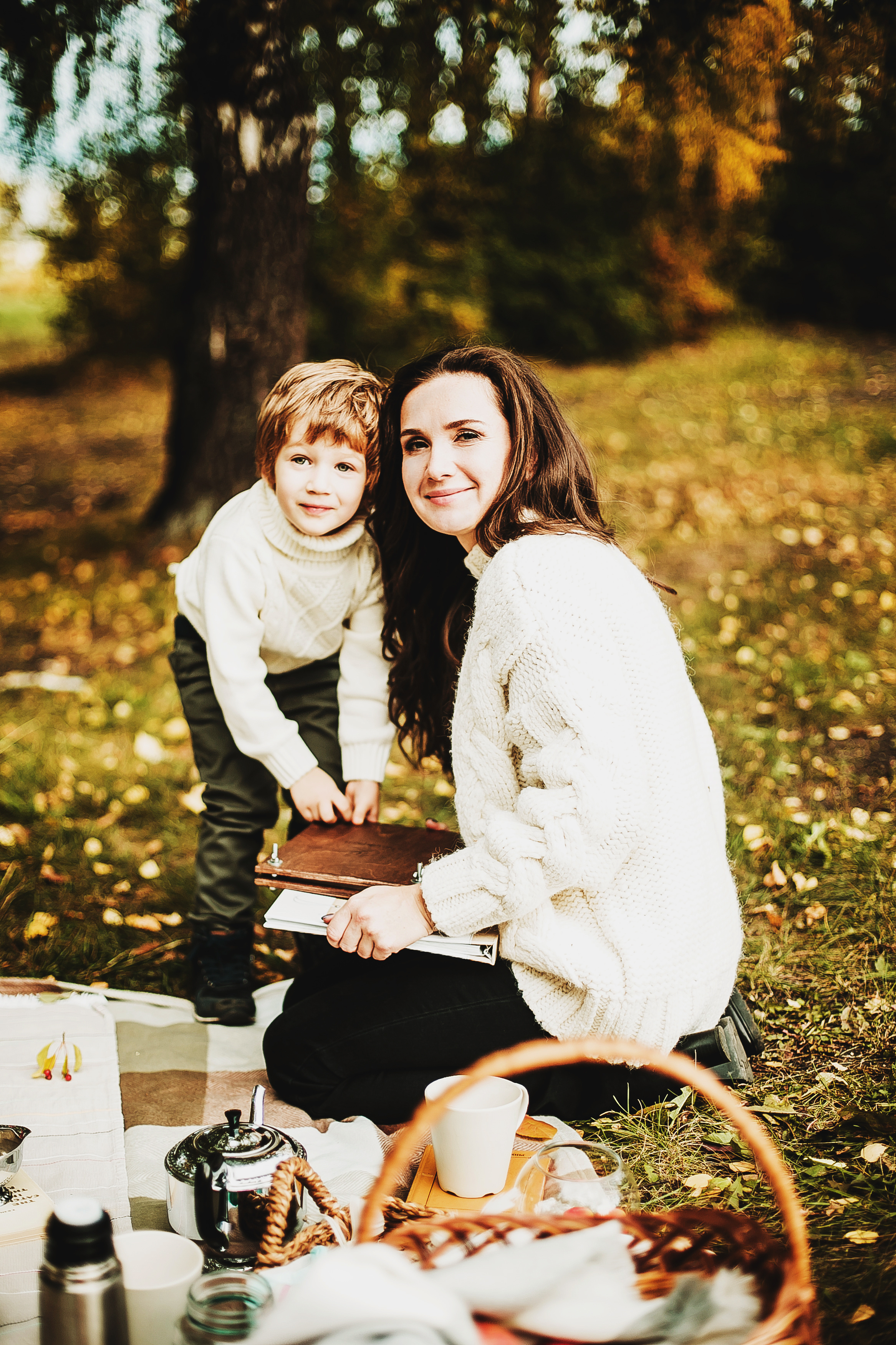 Даня, мама и бабушка. Осенний пейзаж. Фотограф Полина Егорова город Тюмень