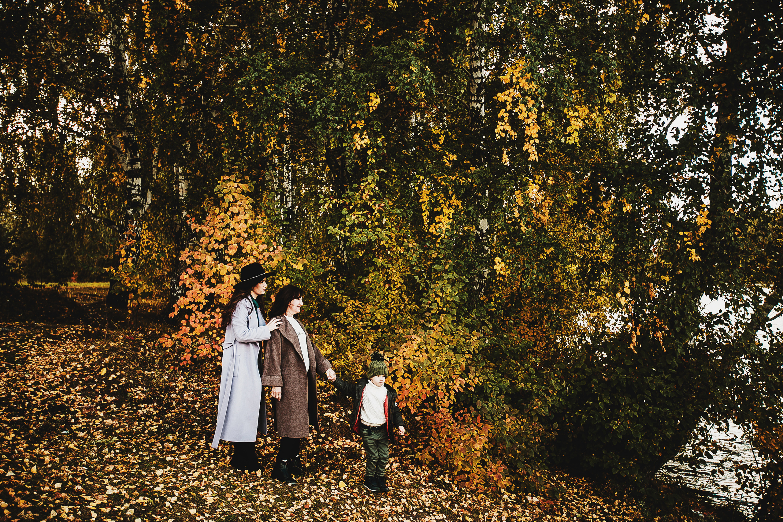 Даня, мама и бабушка. Осенний пейзаж. Фотограф Полина Егорова город Тюмень