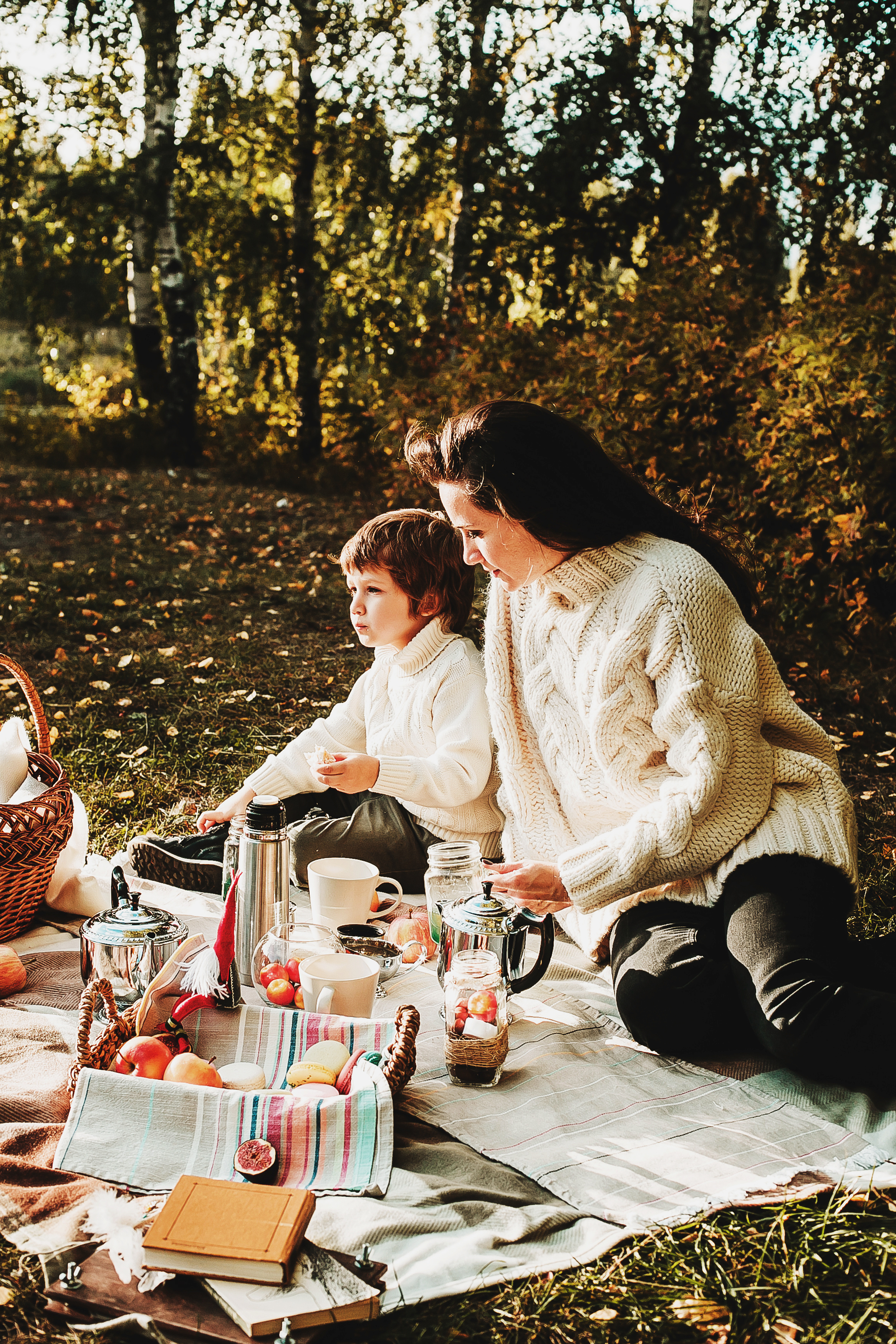 Даня, мама и бабушка. Осенний пейзаж. Фотограф Полина Егорова город Тюмень