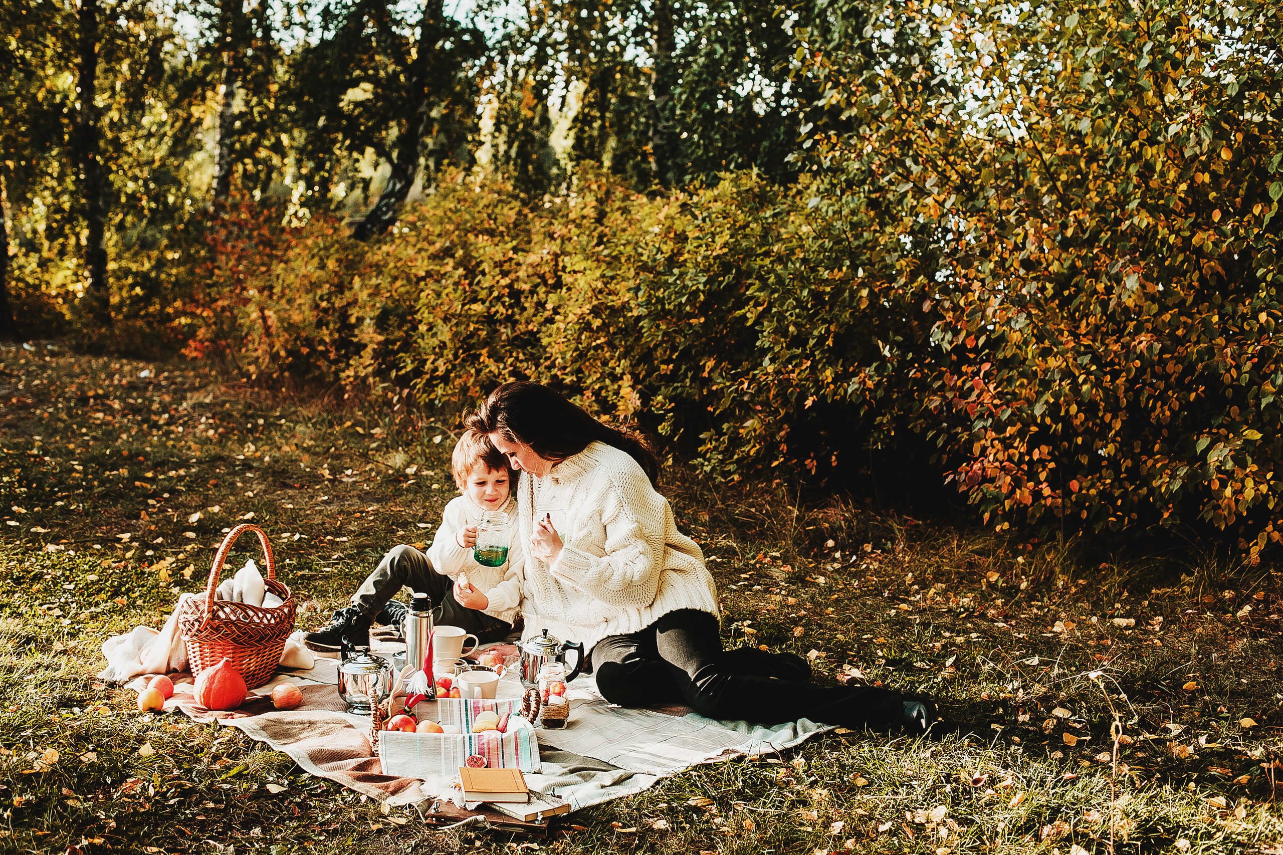 Даня, мама и бабушка. Осенний пейзаж. Фотограф Полина Егорова город Тюмень