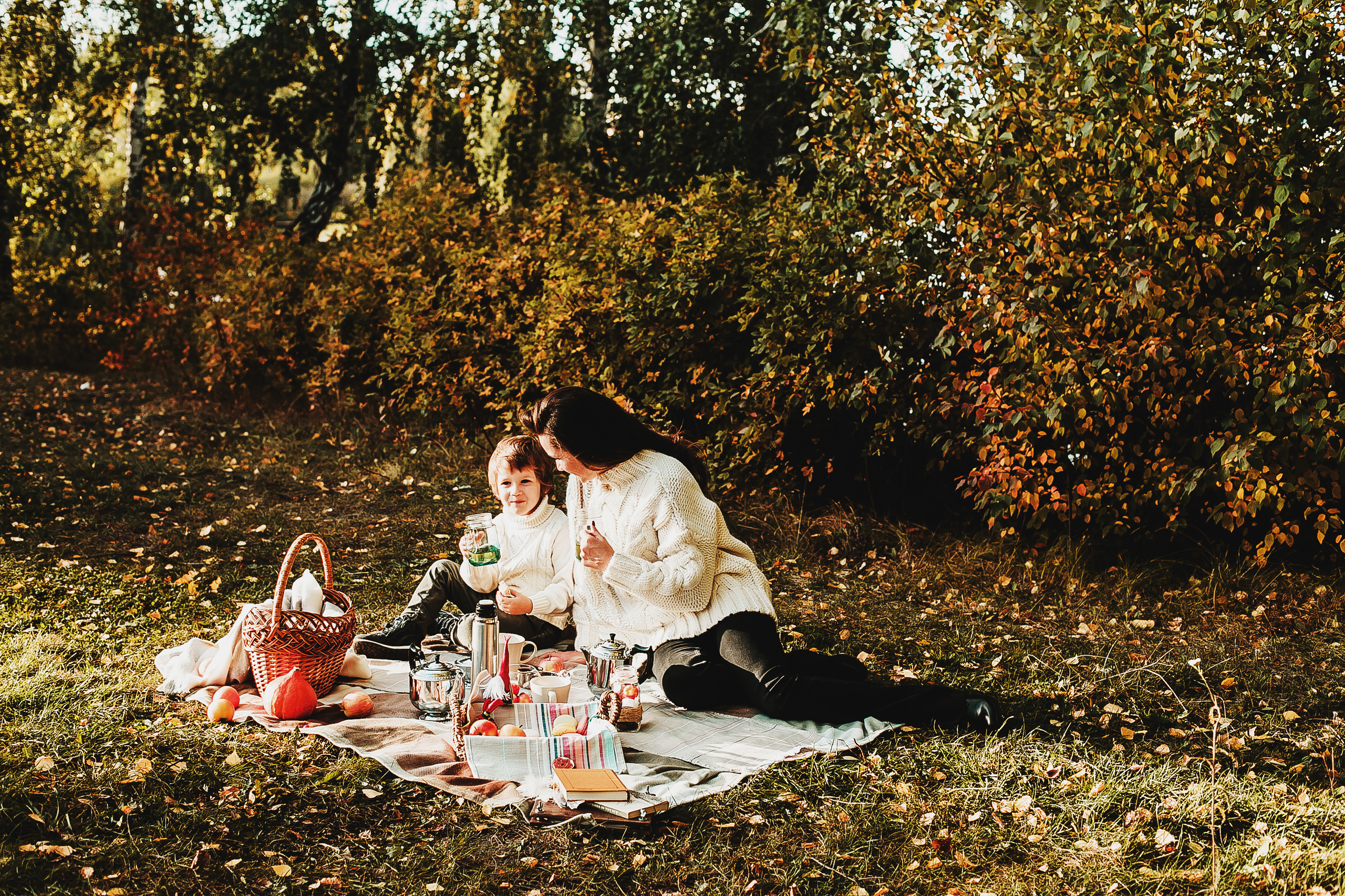 Даня, мама и бабушка. Осенний пейзаж. Фотограф Полина Егорова город Тюмень
