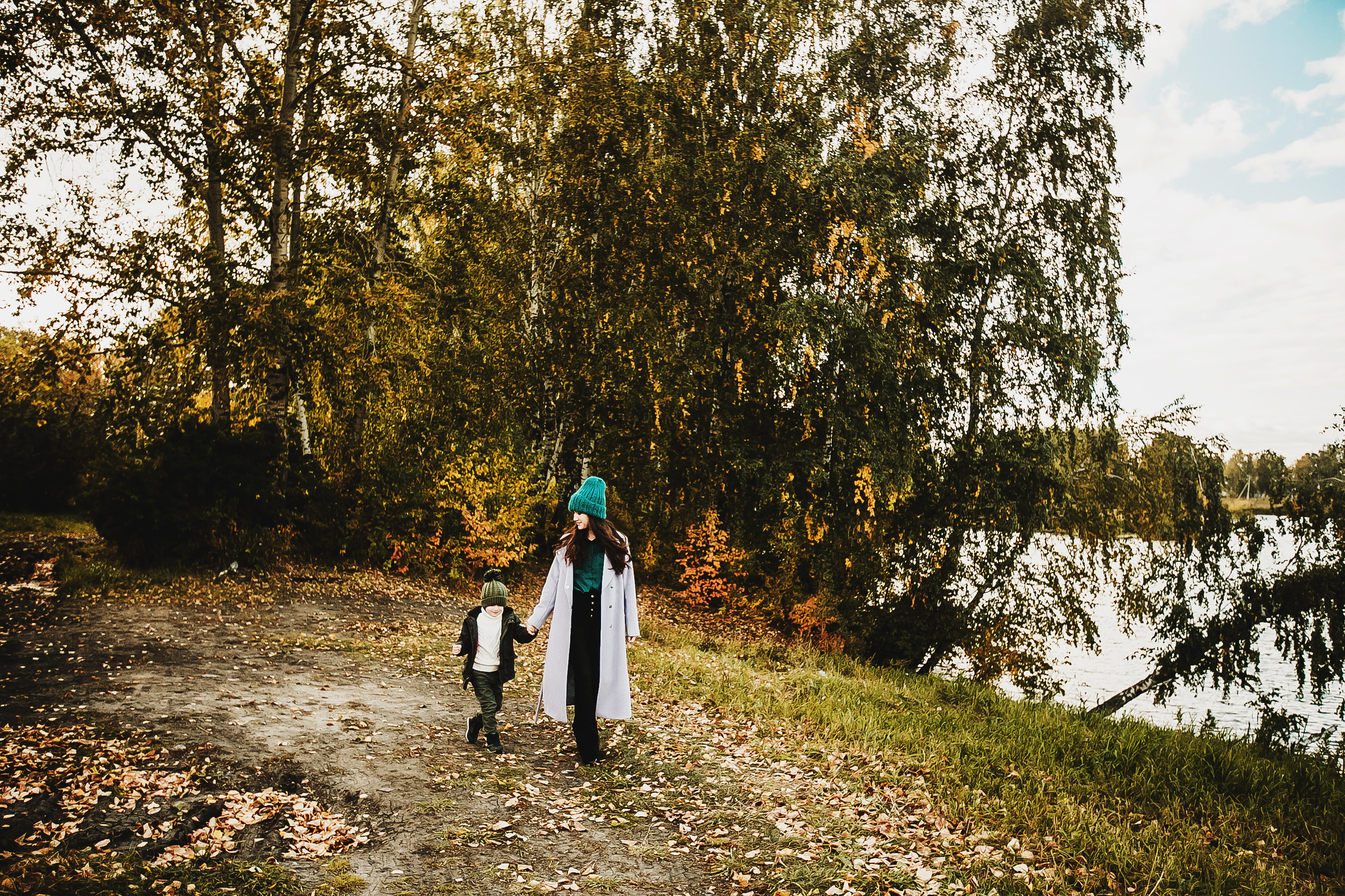Даня, мама и бабушка. Осенний пейзаж. Фотограф Полина Егорова город Тюмень