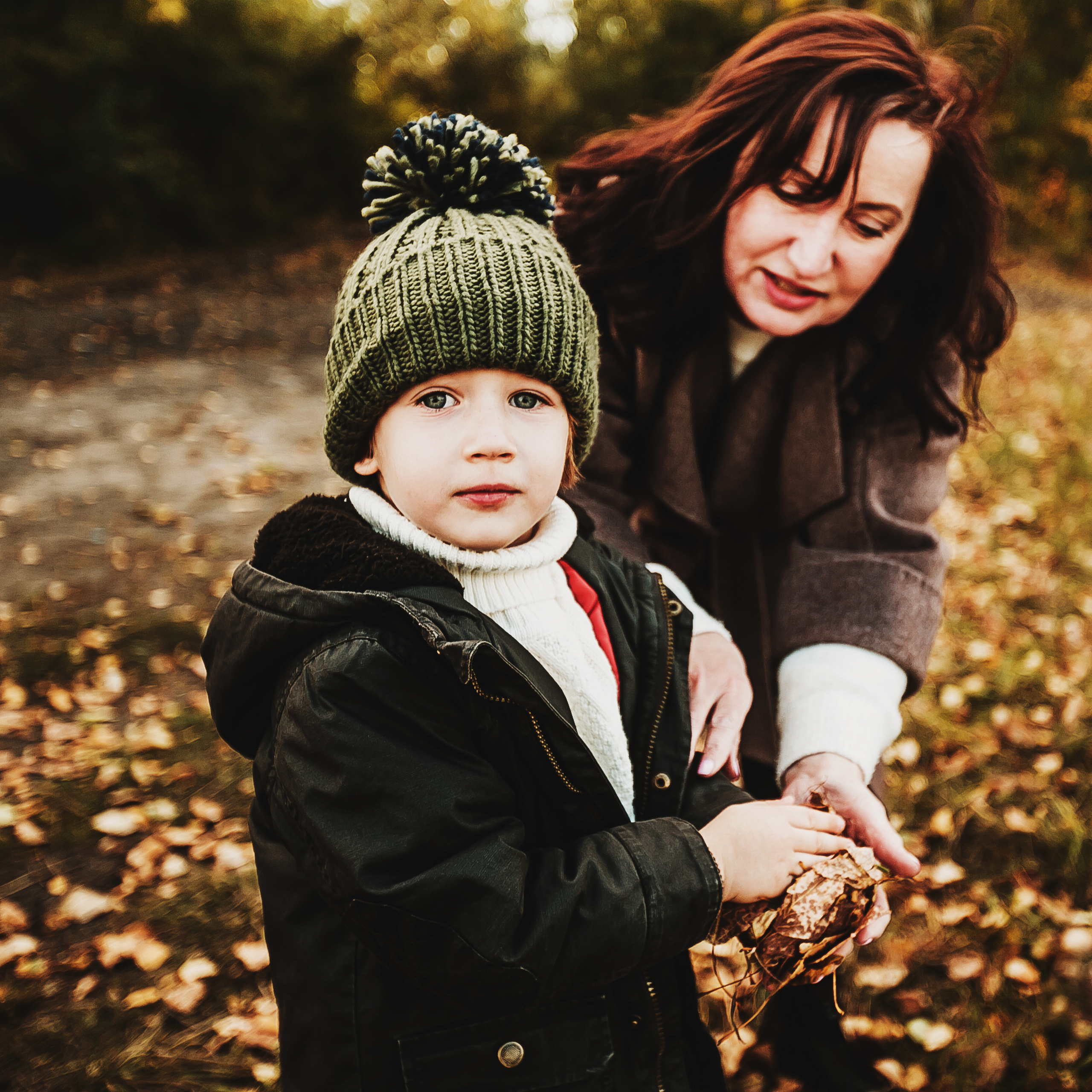 Даня, мама и бабушка. Осенний пейзаж. Фотограф Полина Егорова город Тюмень