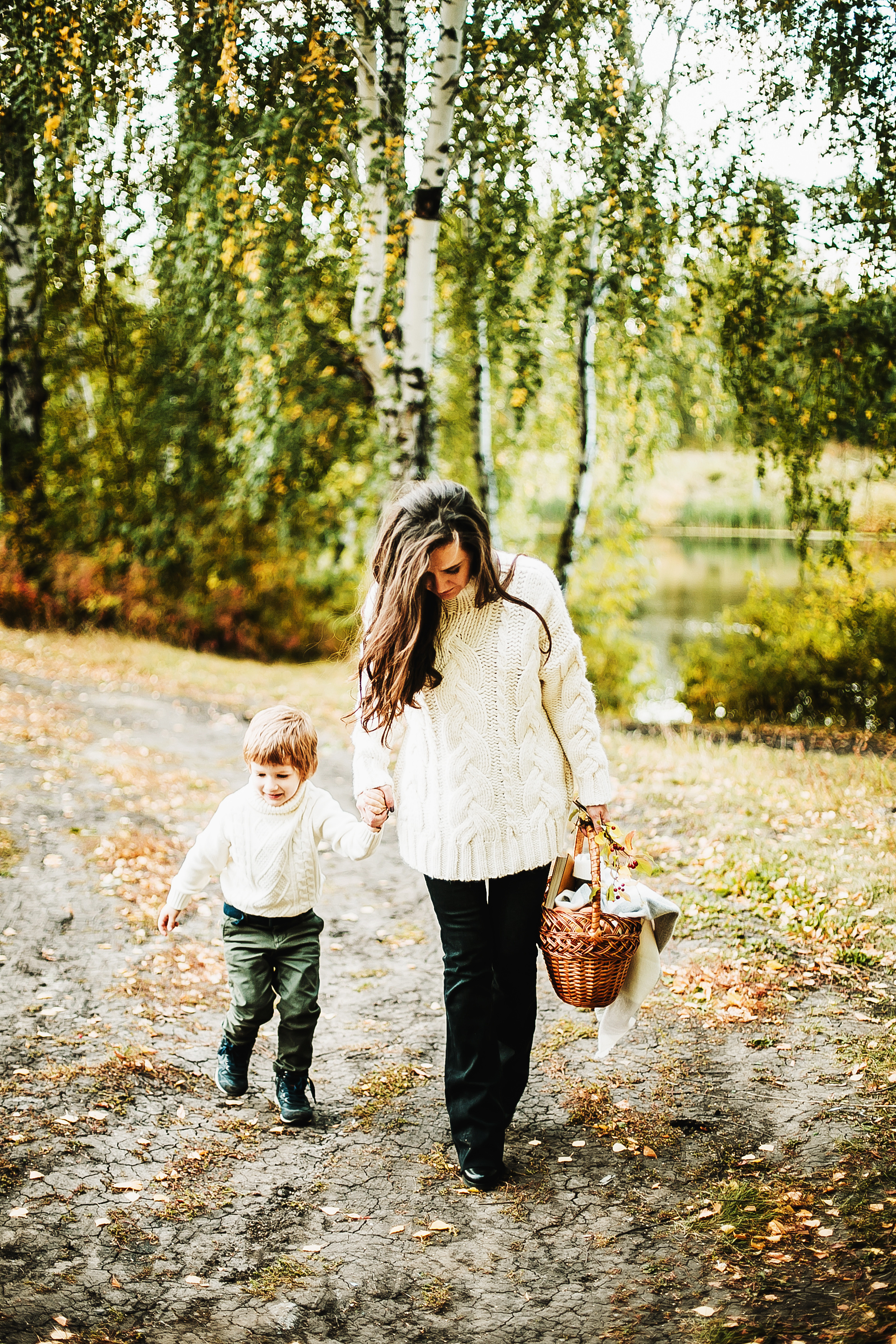 Даня, мама и бабушка. Осенний пейзаж. Фотограф Полина Егорова город Тюмень