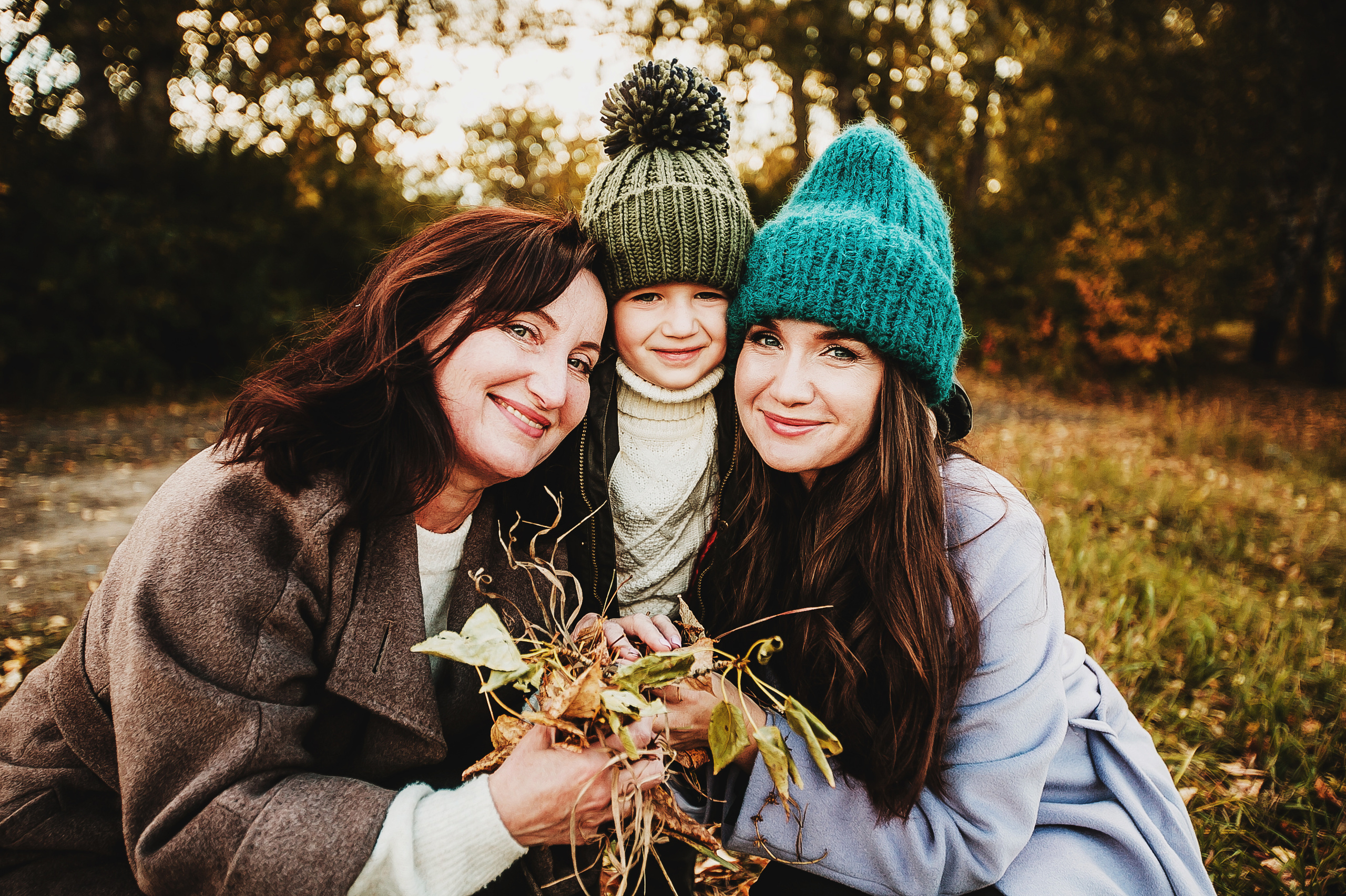 Даня, мама и бабушка. Осенний пейзаж. Фотограф Полина Егорова город Тюмень