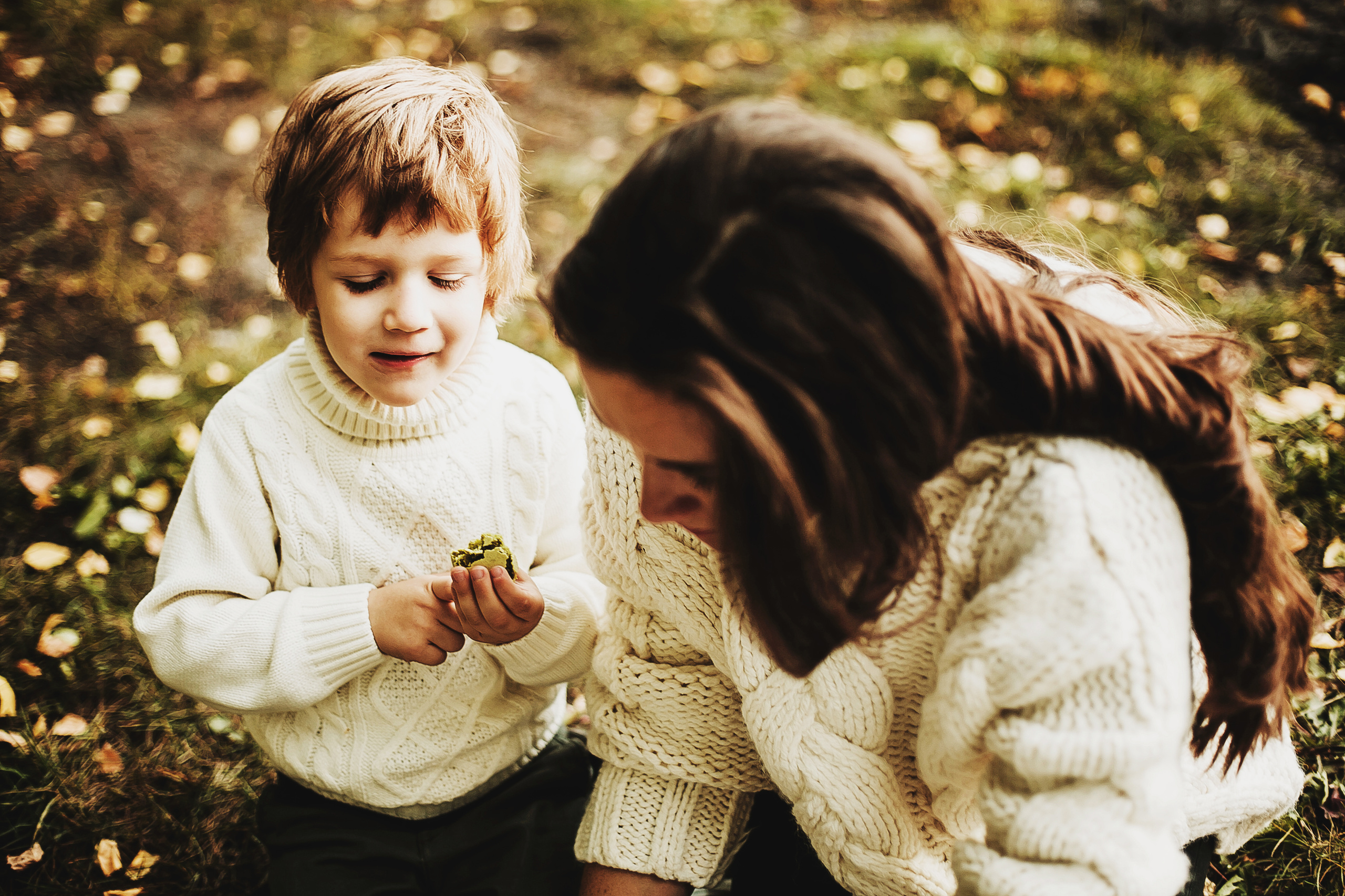 Даня, мама и бабушка. Осенний пейзаж. Фотограф Полина Егорова город Тюмень
