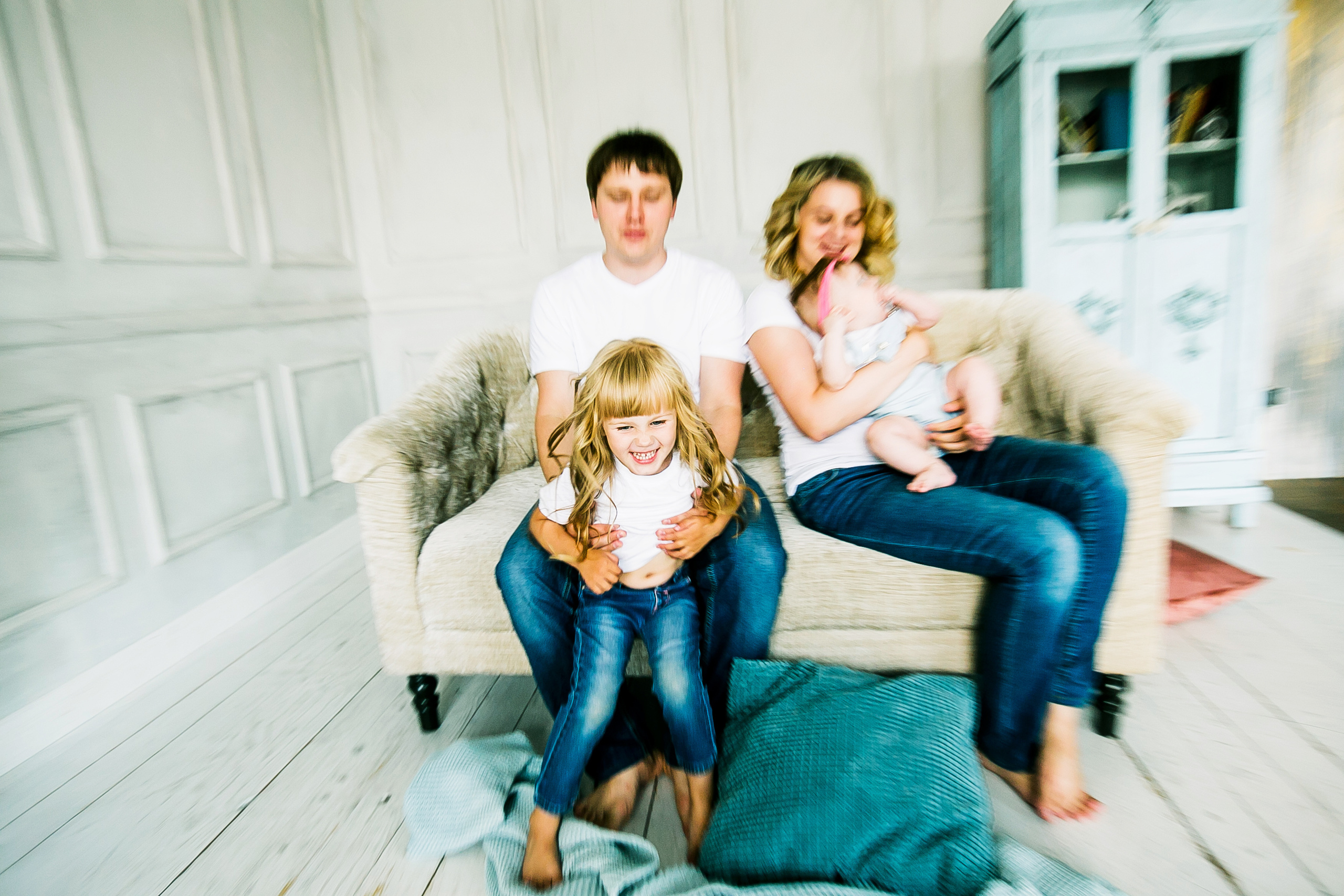 Семья в воздухе. Фотограф Полина Егорова город Тюмень