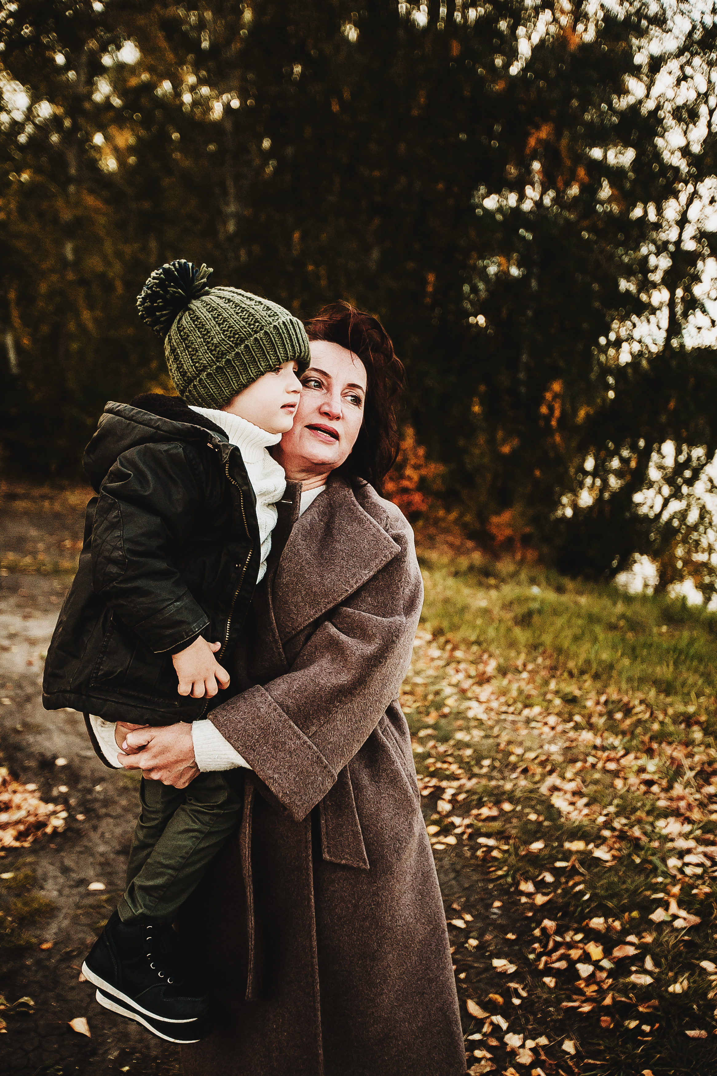 Даня, мама и бабушка. Осенний пейзаж. Фотограф Полина Егорова город Тюмень