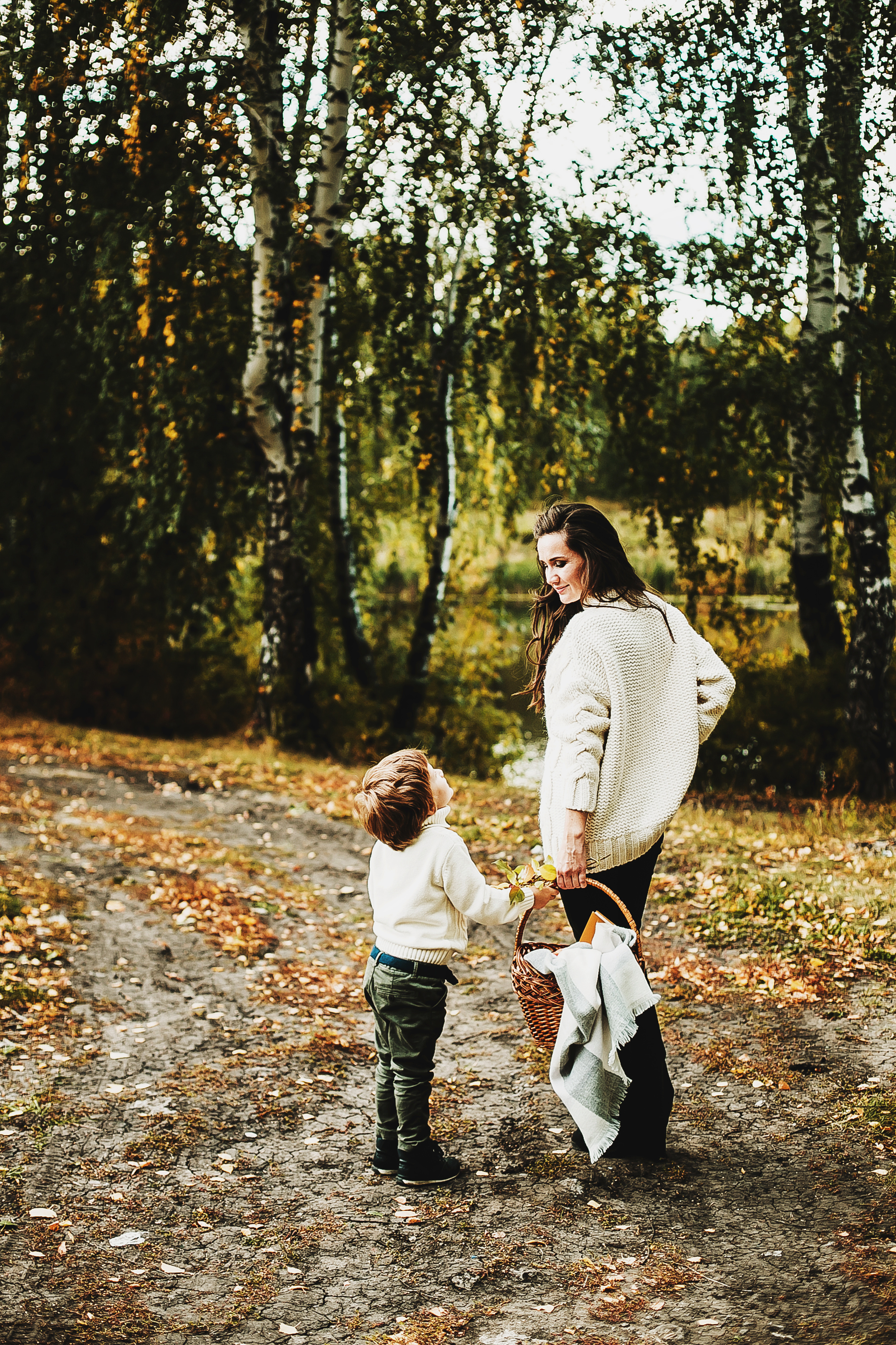 Даня, мама и бабушка. Осенний пейзаж. Фотограф Полина Егорова город Тюмень
