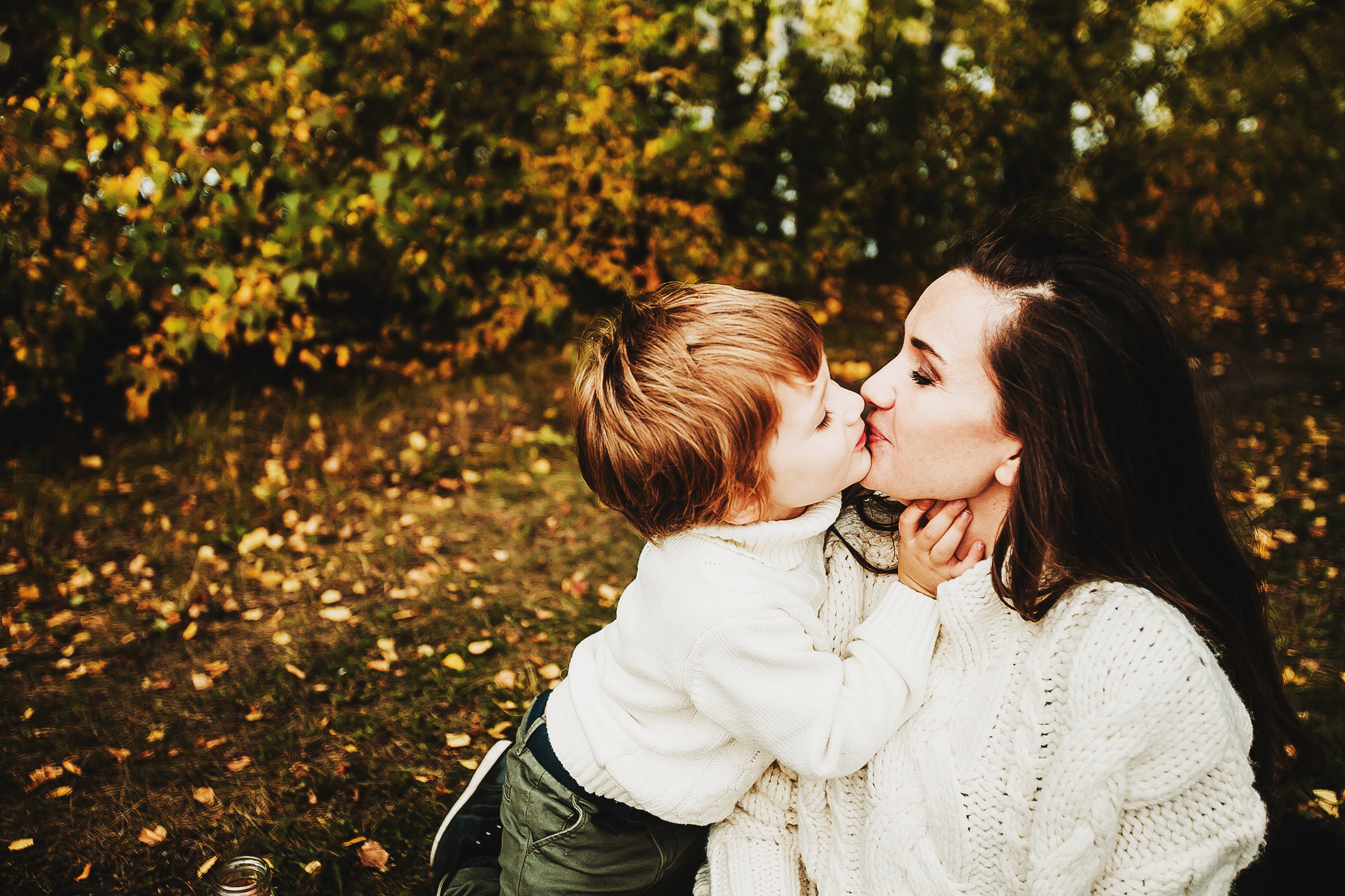 Даня, мама и бабушка. Осенний пейзаж. Фотограф Полина Егорова город Тюмень