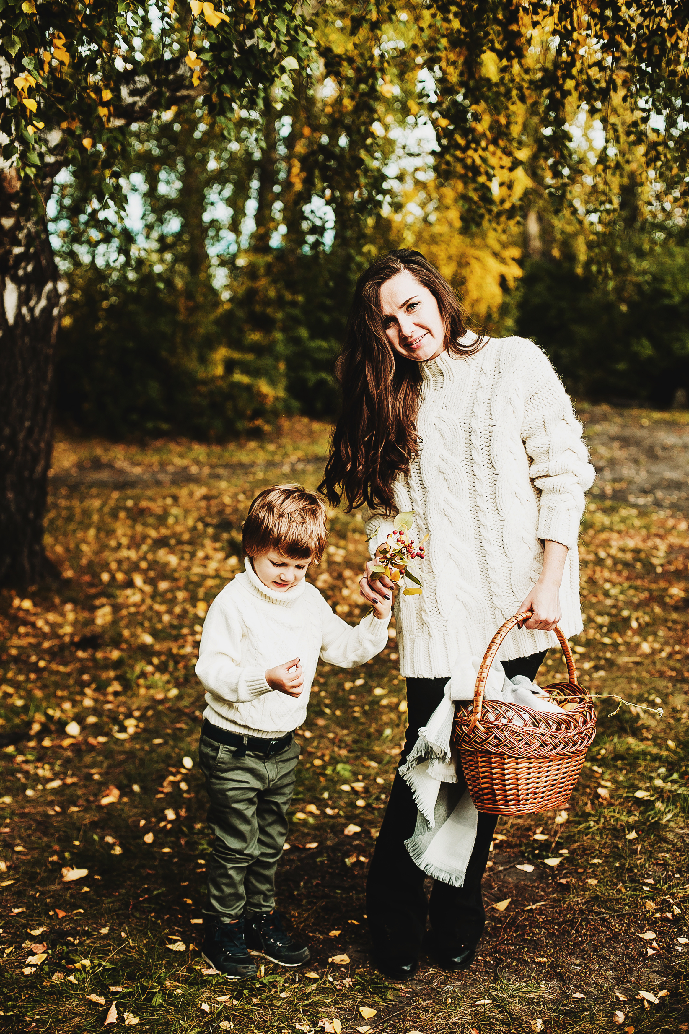 Даня, мама и бабушка. Осенний пейзаж. Фотограф Полина Егорова город Тюмень