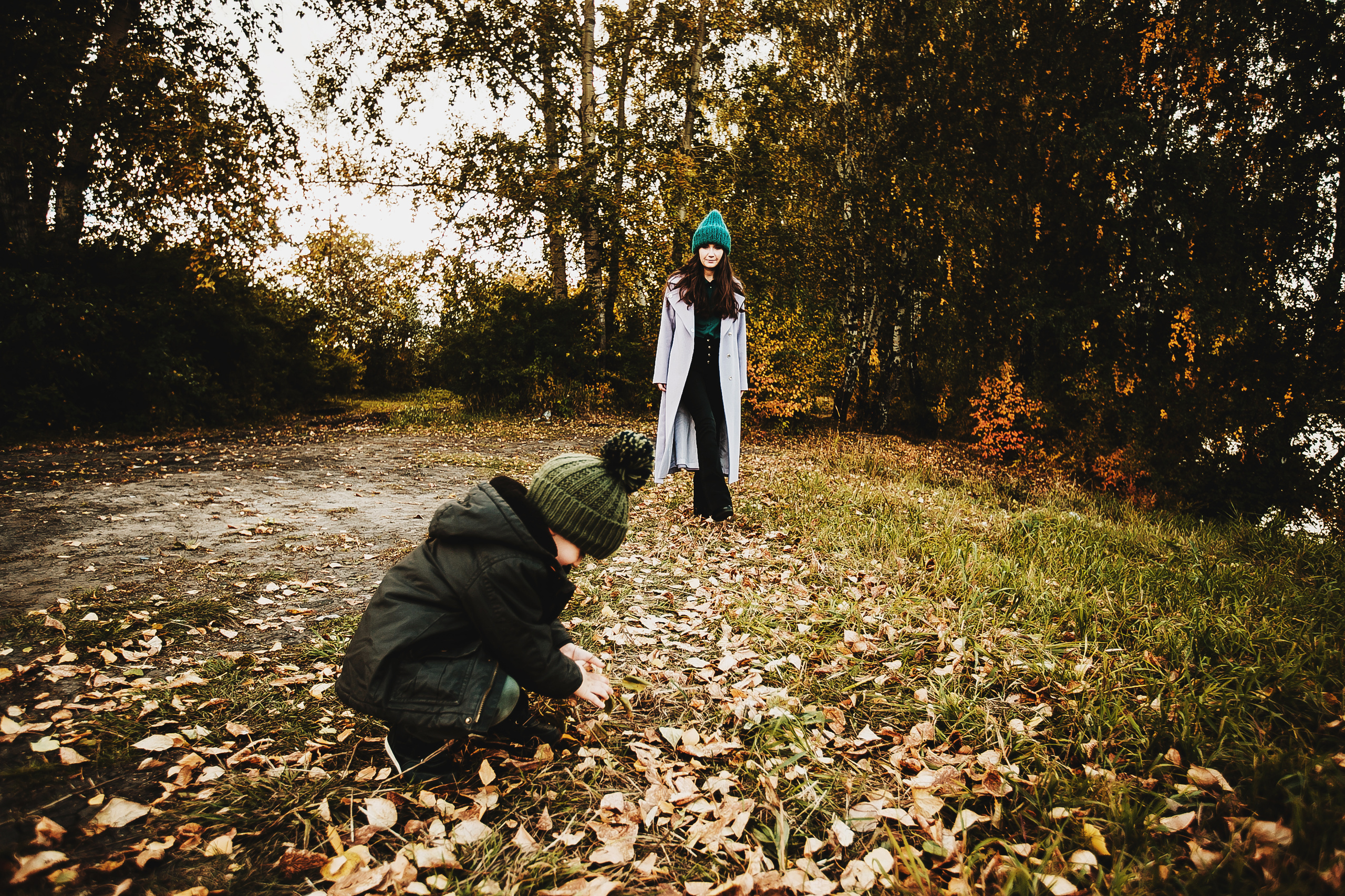 Даня, мама и бабушка. Осенний пейзаж. Фотограф Полина Егорова город Тюмень