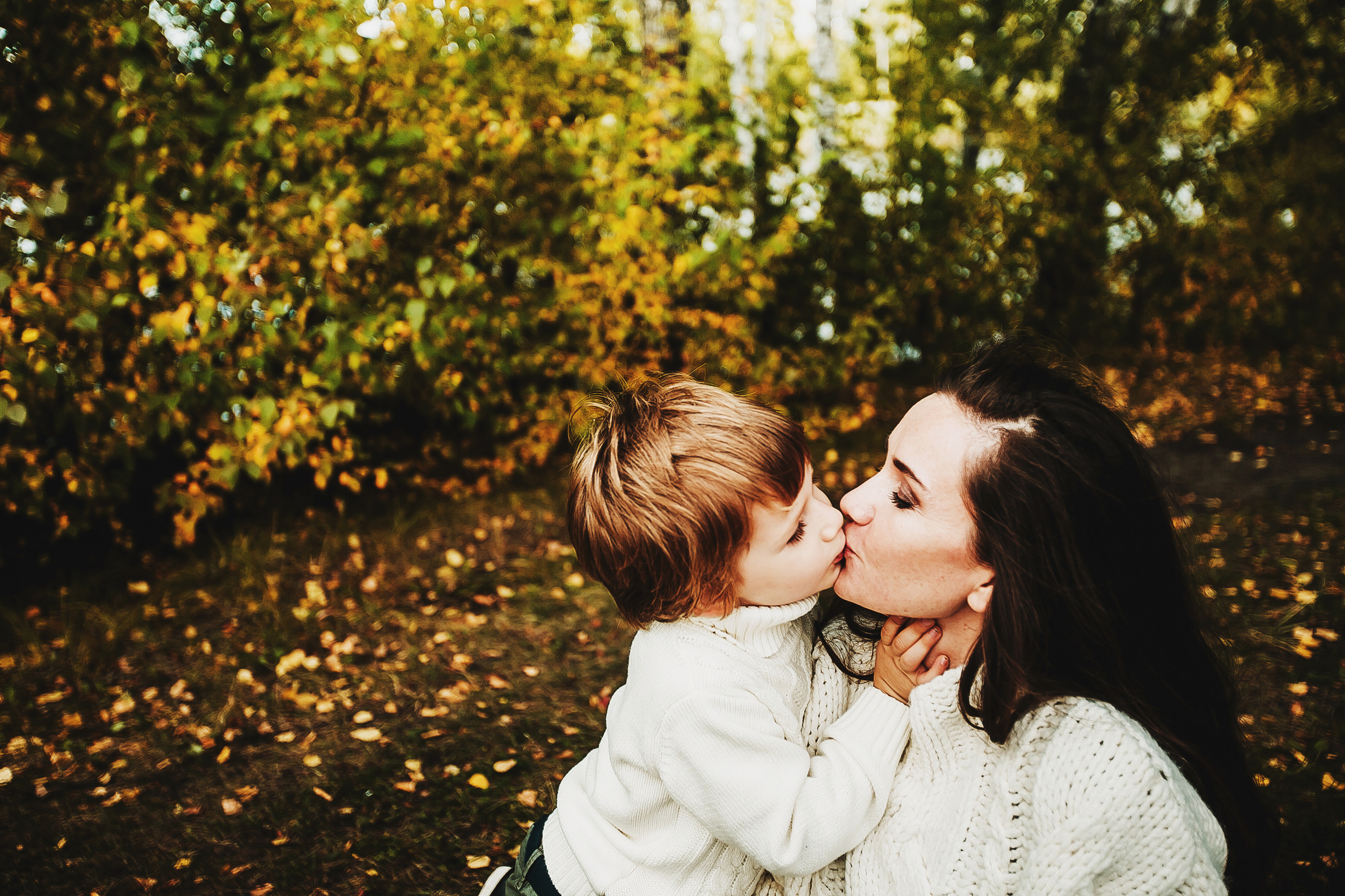 Даня, мама и бабушка. Осенний пейзаж. Фотограф Полина Егорова город Тюмень