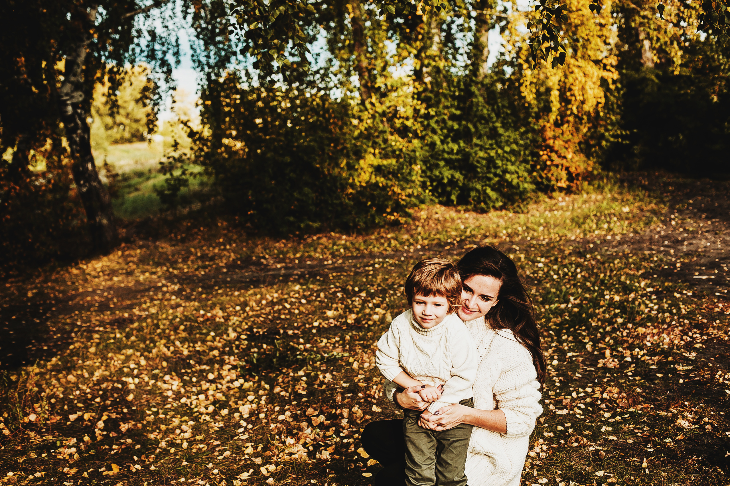Даня, мама и бабушка. Осенний пейзаж. Фотограф Полина Егорова город Тюмень