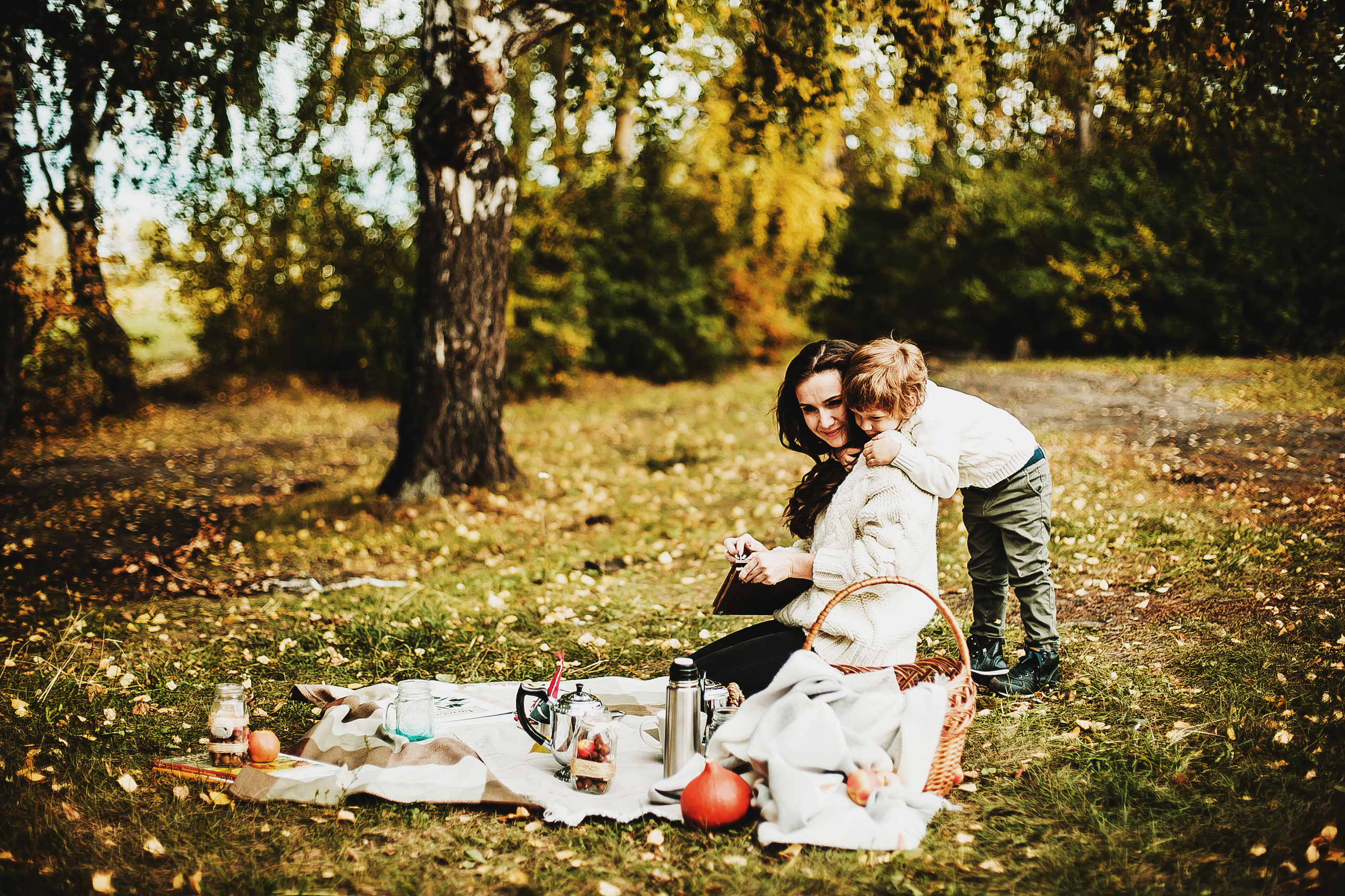 Даня, мама и бабушка. Осенний пейзаж. Фотограф Полина Егорова город Тюмень