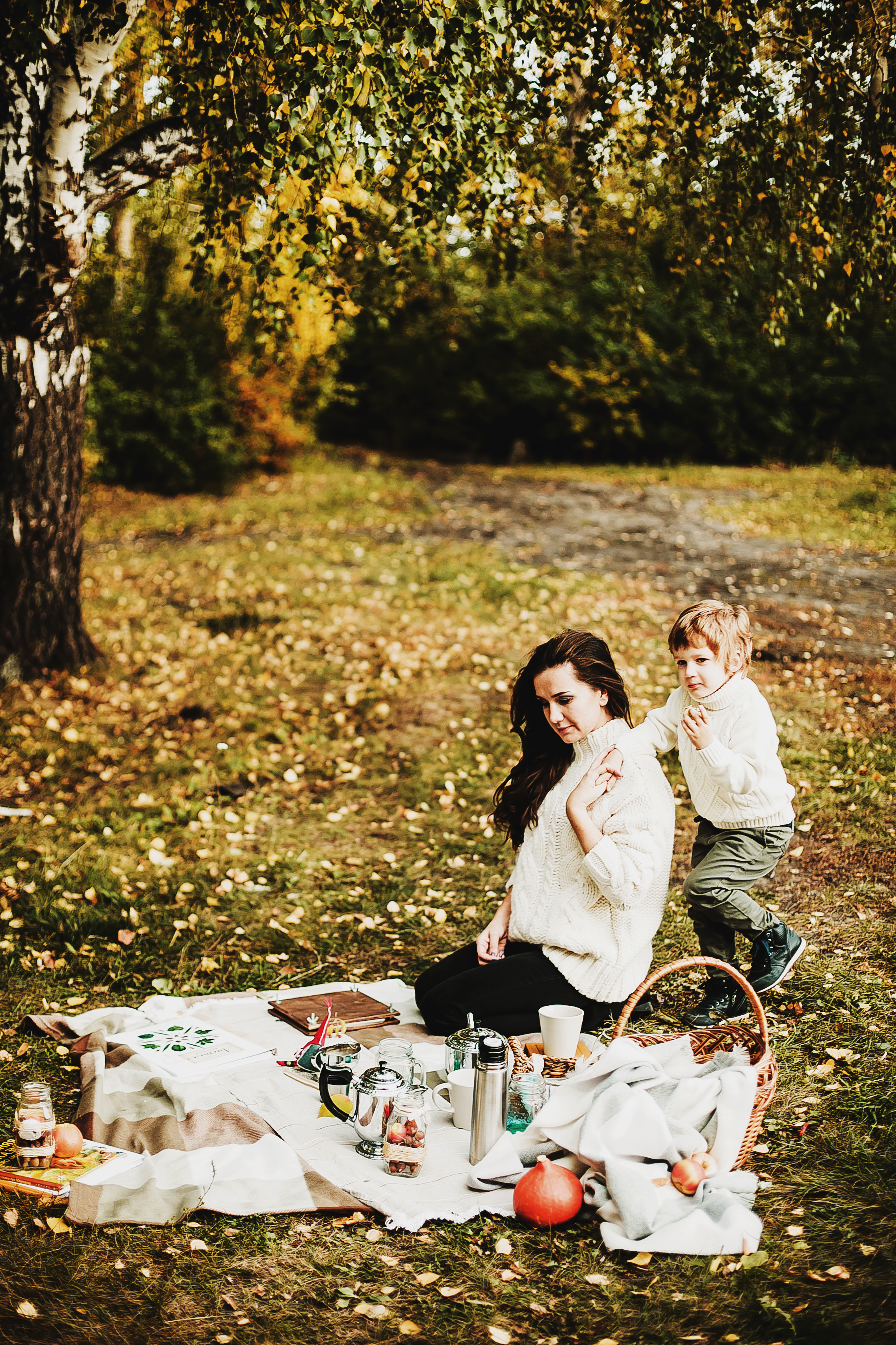 Даня, мама и бабушка. Осенний пейзаж. Фотограф Полина Егорова город Тюмень