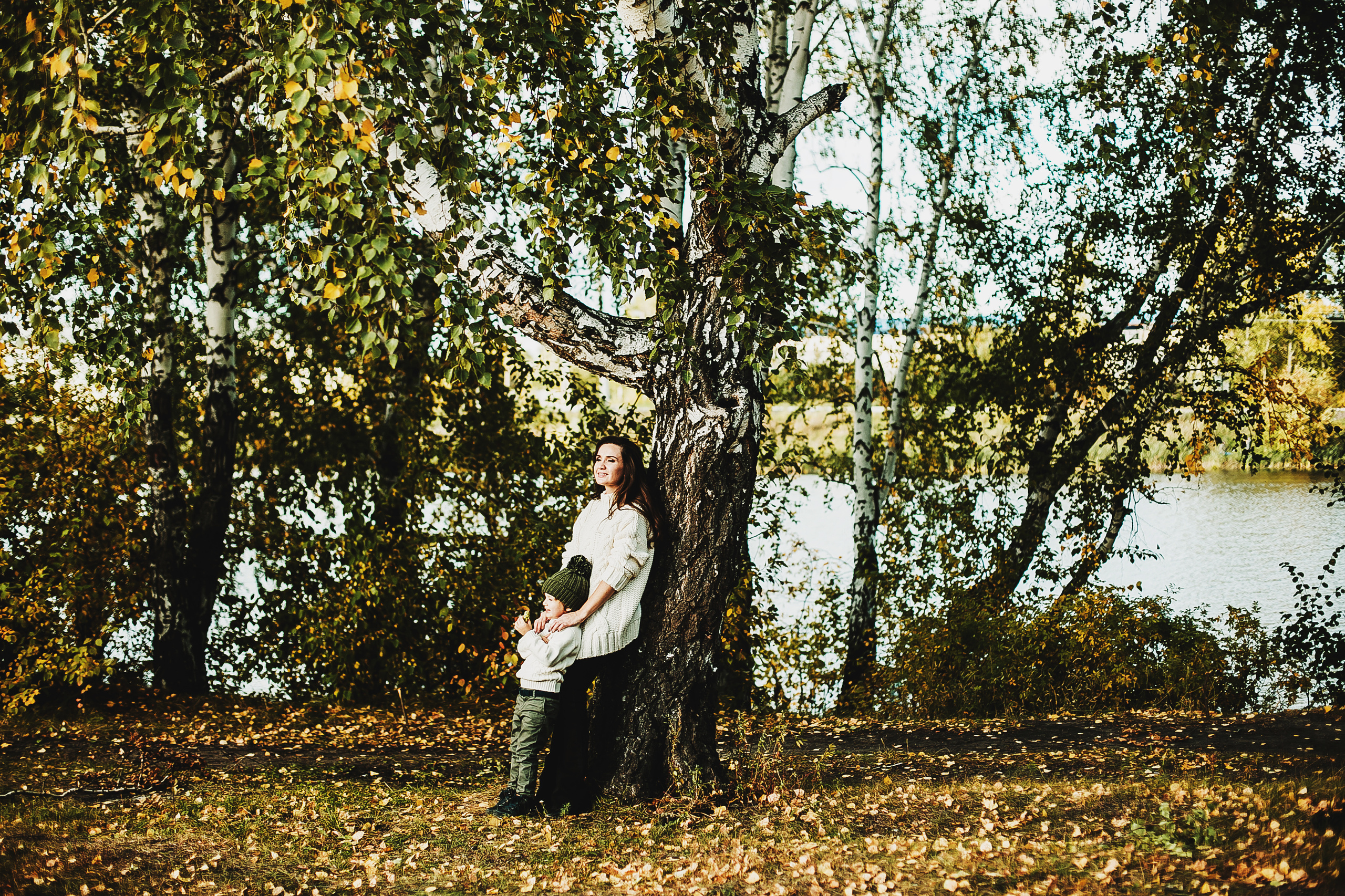 Даня, мама и бабушка. Осенний пейзаж. Фотограф Полина Егорова город Тюмень