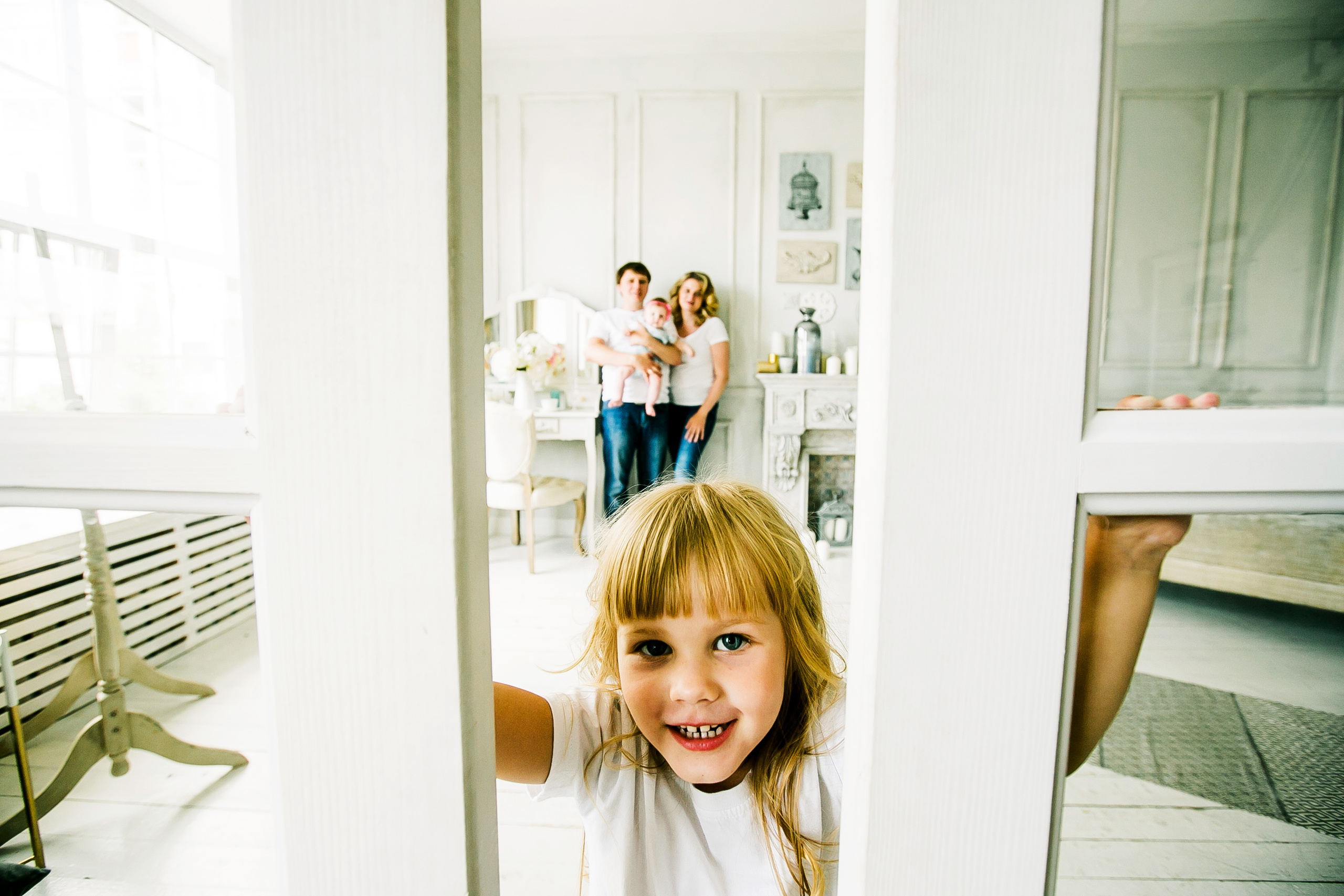 Семья в воздухе. Фотограф Полина Егорова город Тюмень