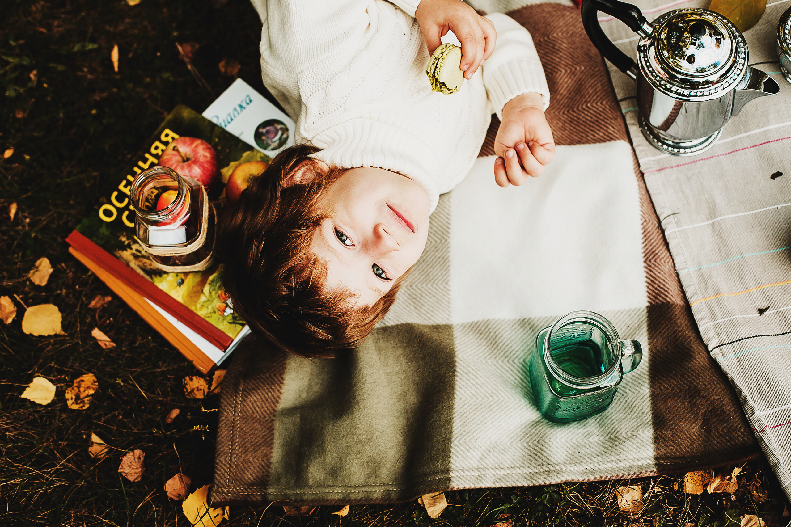Даня, мама и бабушка. Осенний пейзаж. Фотограф Полина Егорова город Тюмень