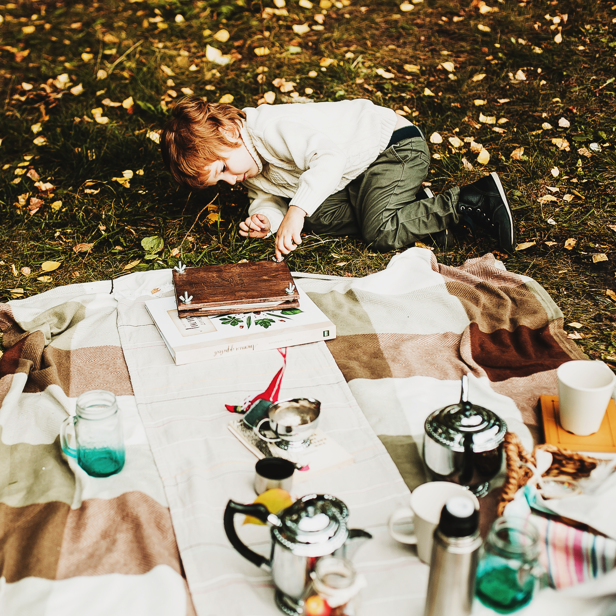 Даня, мама и бабушка. Осенний пейзаж. Фотограф Полина Егорова город Тюмень