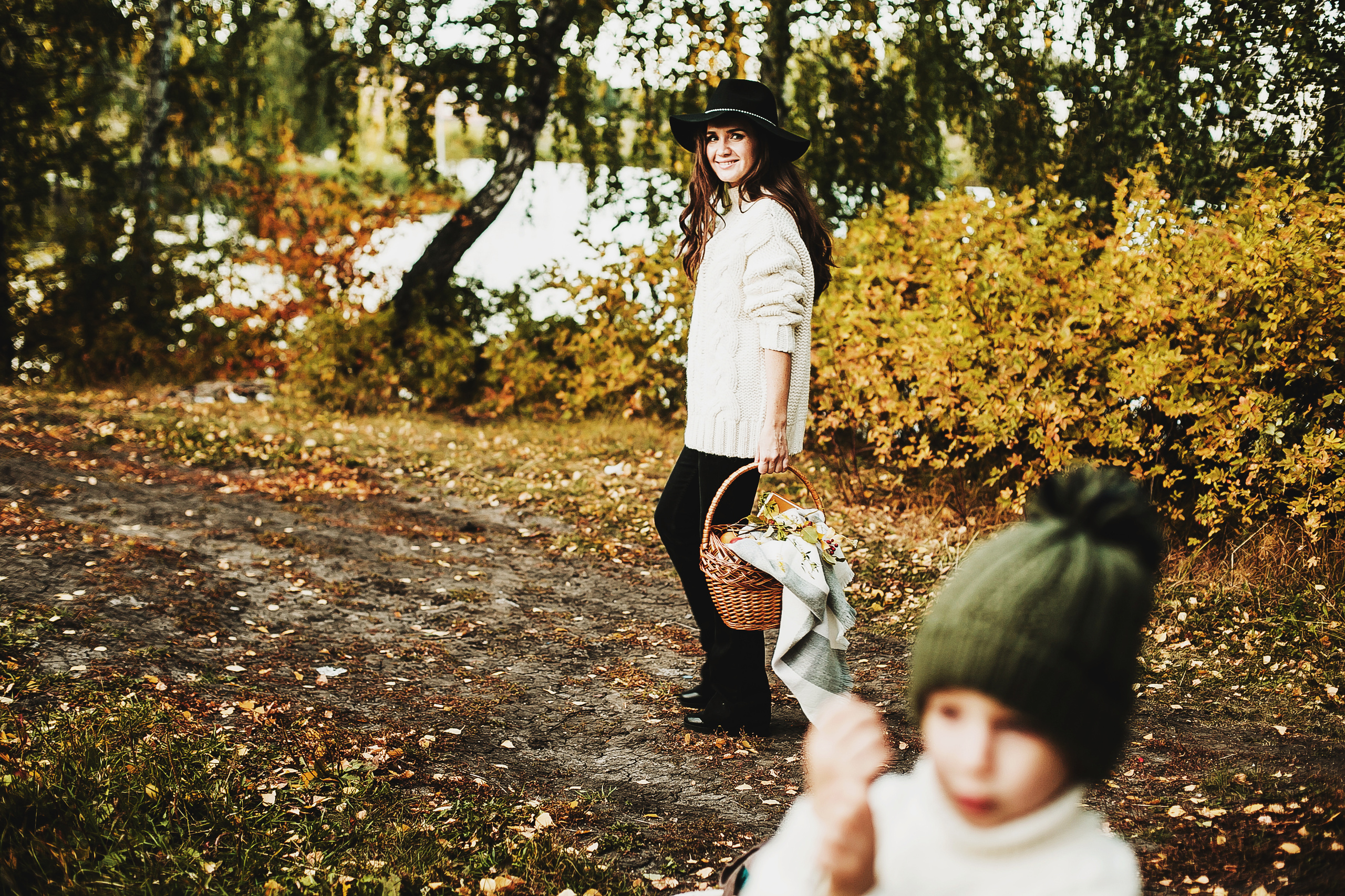 Даня, мама и бабушка. Осенний пейзаж. Фотограф Полина Егорова город Тюмень