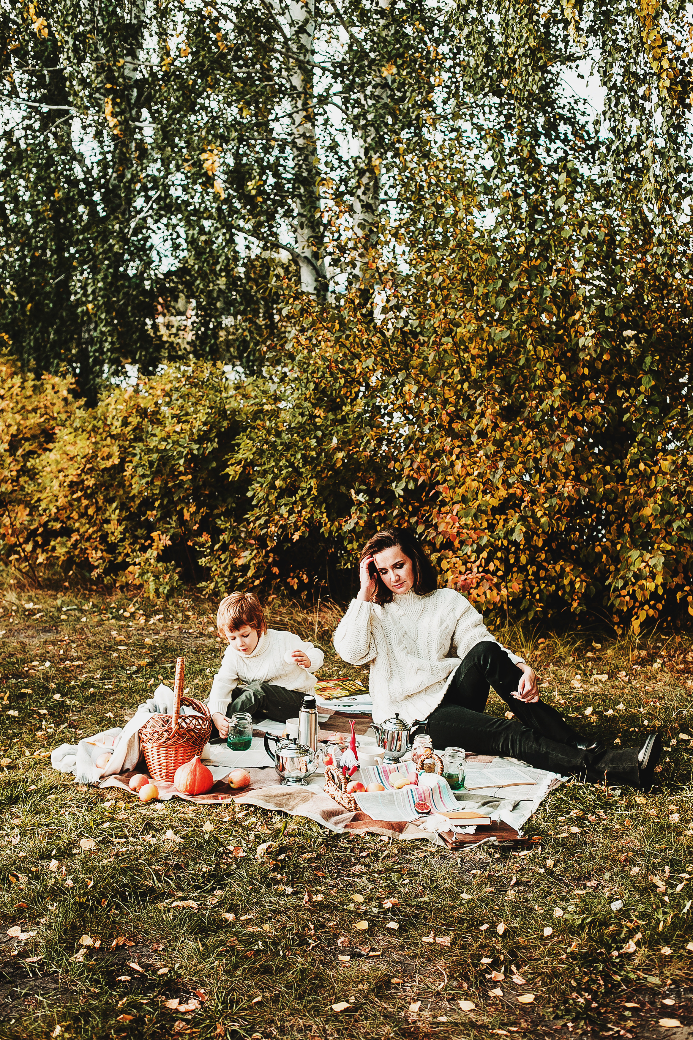 Даня, мама и бабушка. Осенний пейзаж. Фотограф Полина Егорова город Тюмень