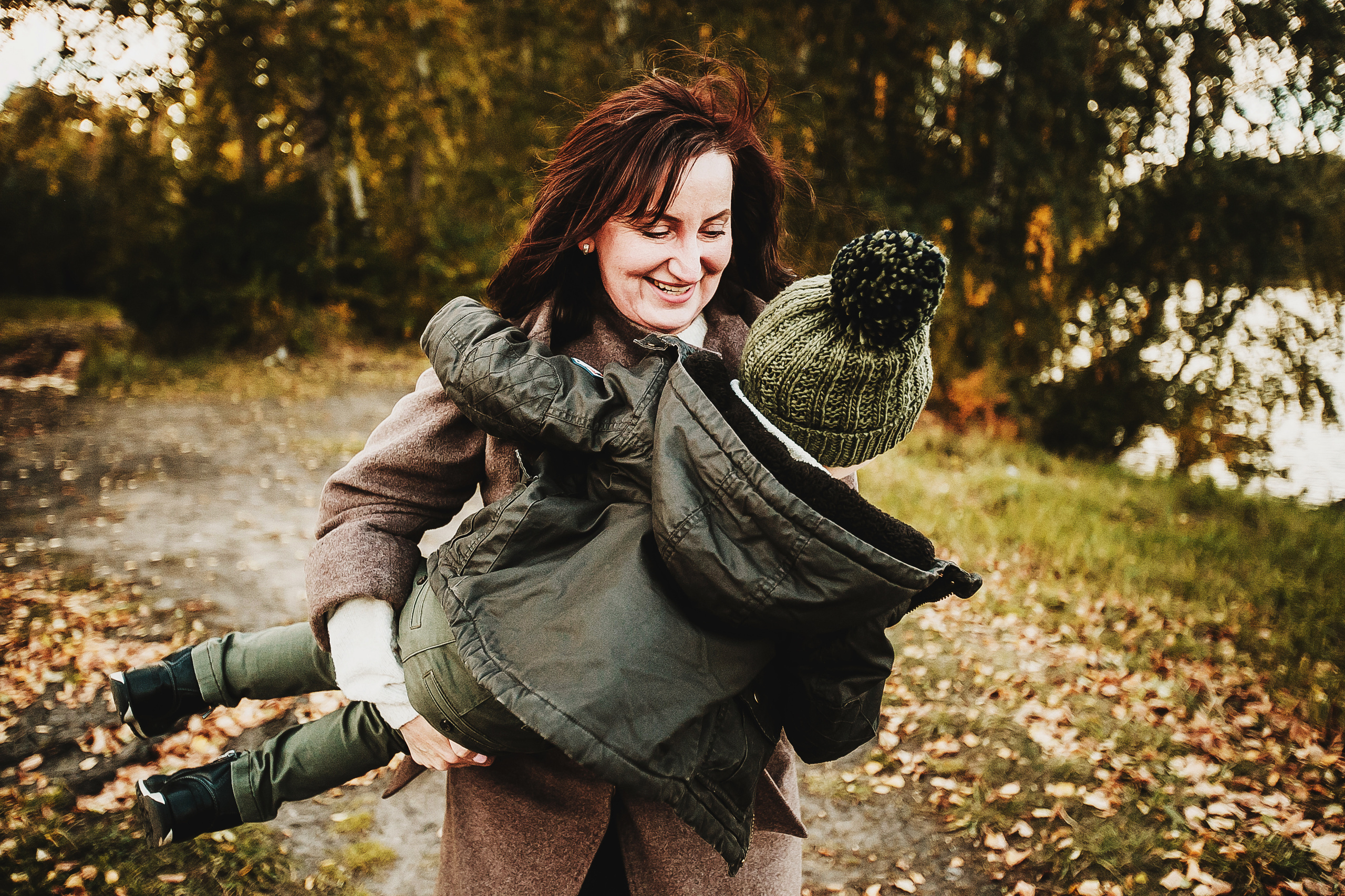 Даня, мама и бабушка. Осенний пейзаж. Фотограф Полина Егорова город Тюмень