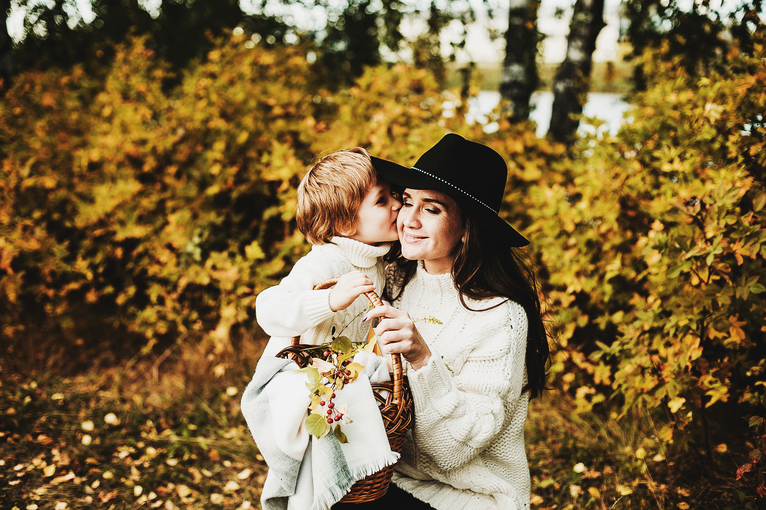 Даня, мама и бабушка. Осенний пейзаж. Фотограф Полина Егорова город Тюмень