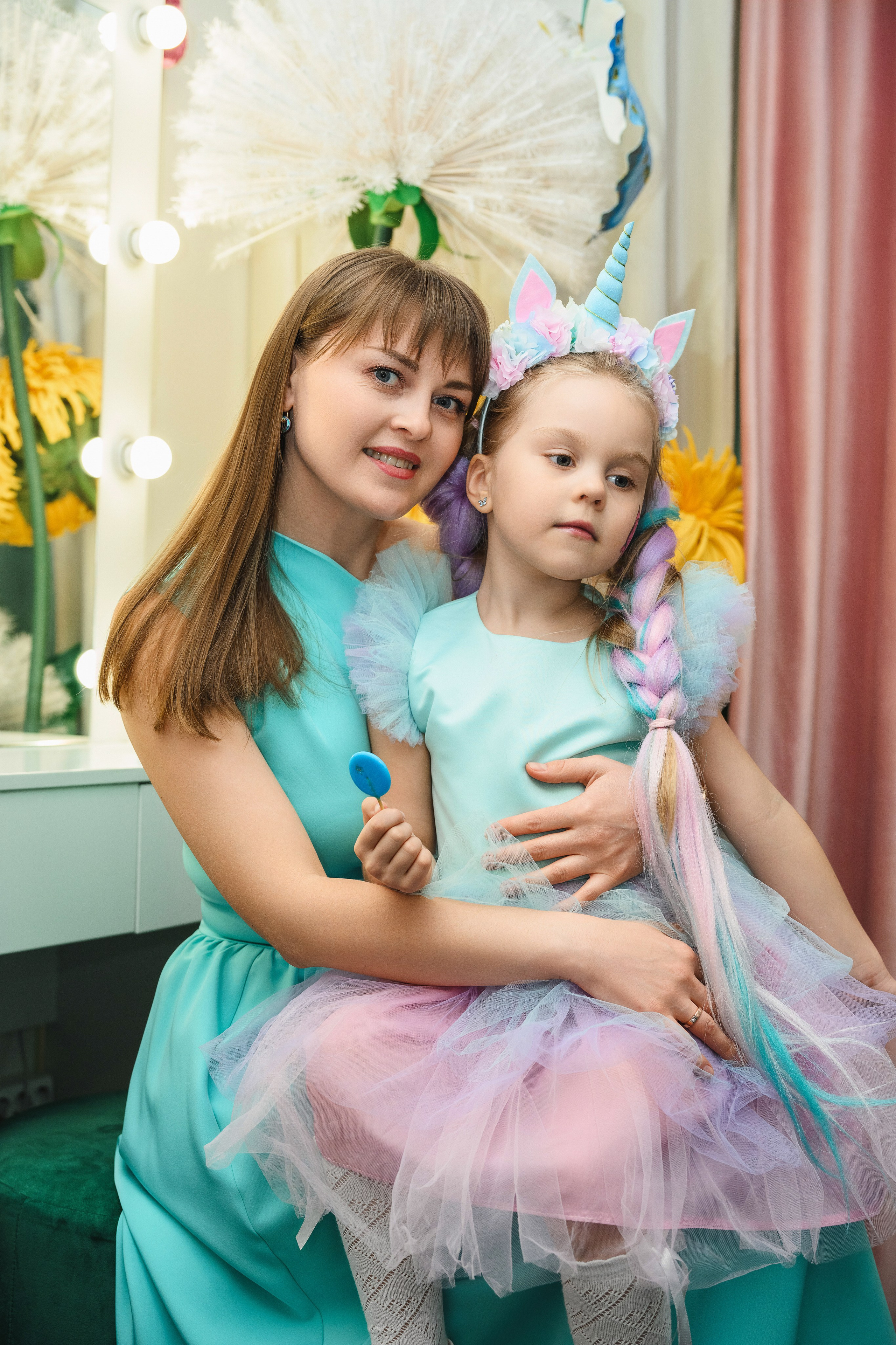 Когда заказывают фотографа на День рождения, обычно подразумевают репортажную съемку, но я не ограничиваю себя одним стилем. Портрет с Вашим ребёнком займет свое место в семейном архиве.