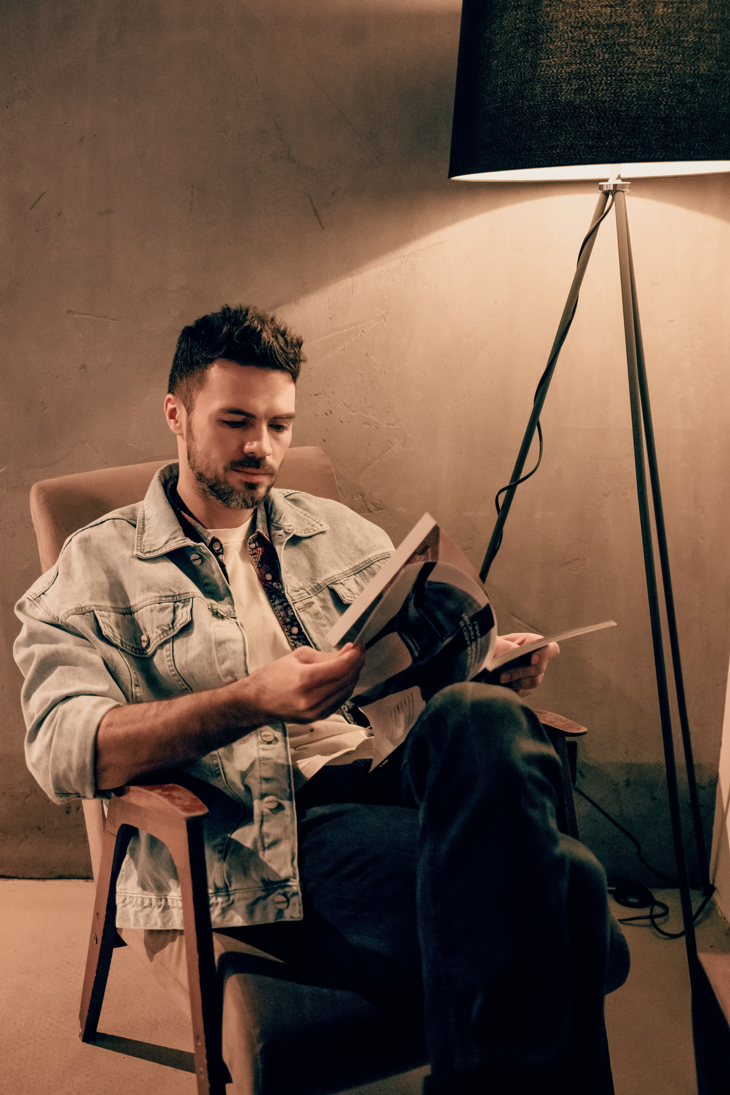 Красавчик в кафе. Главная