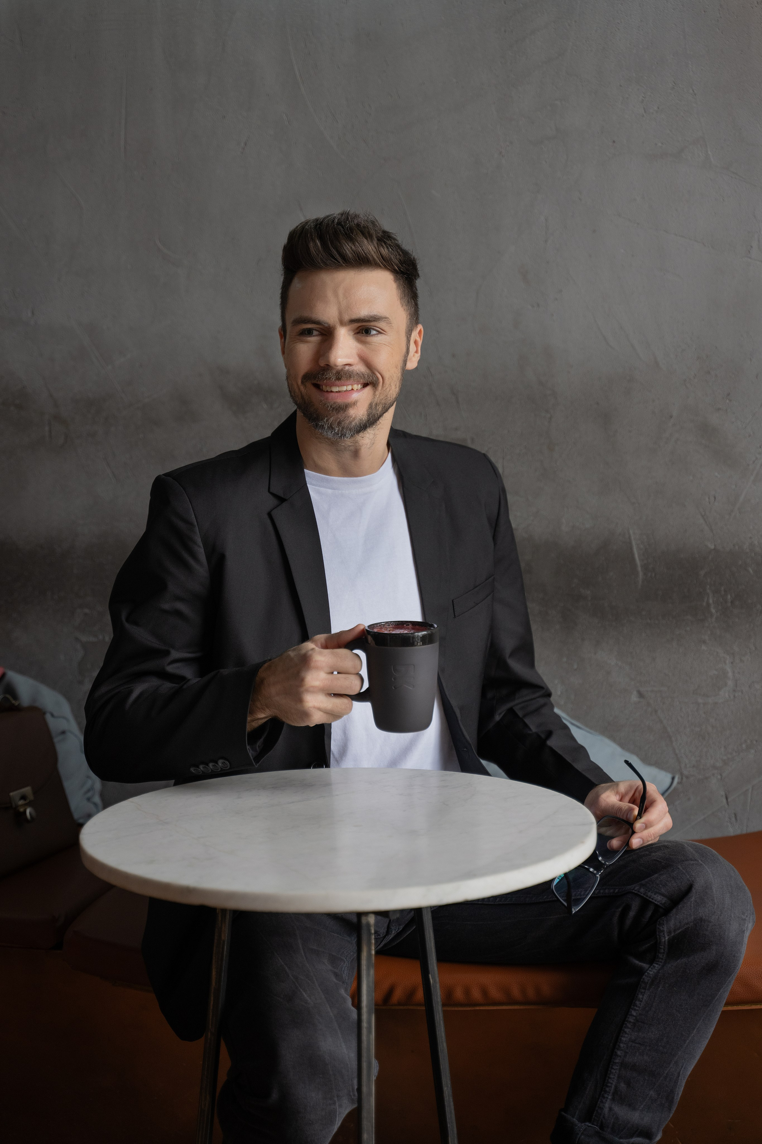 Красавчик в кафе. Главная