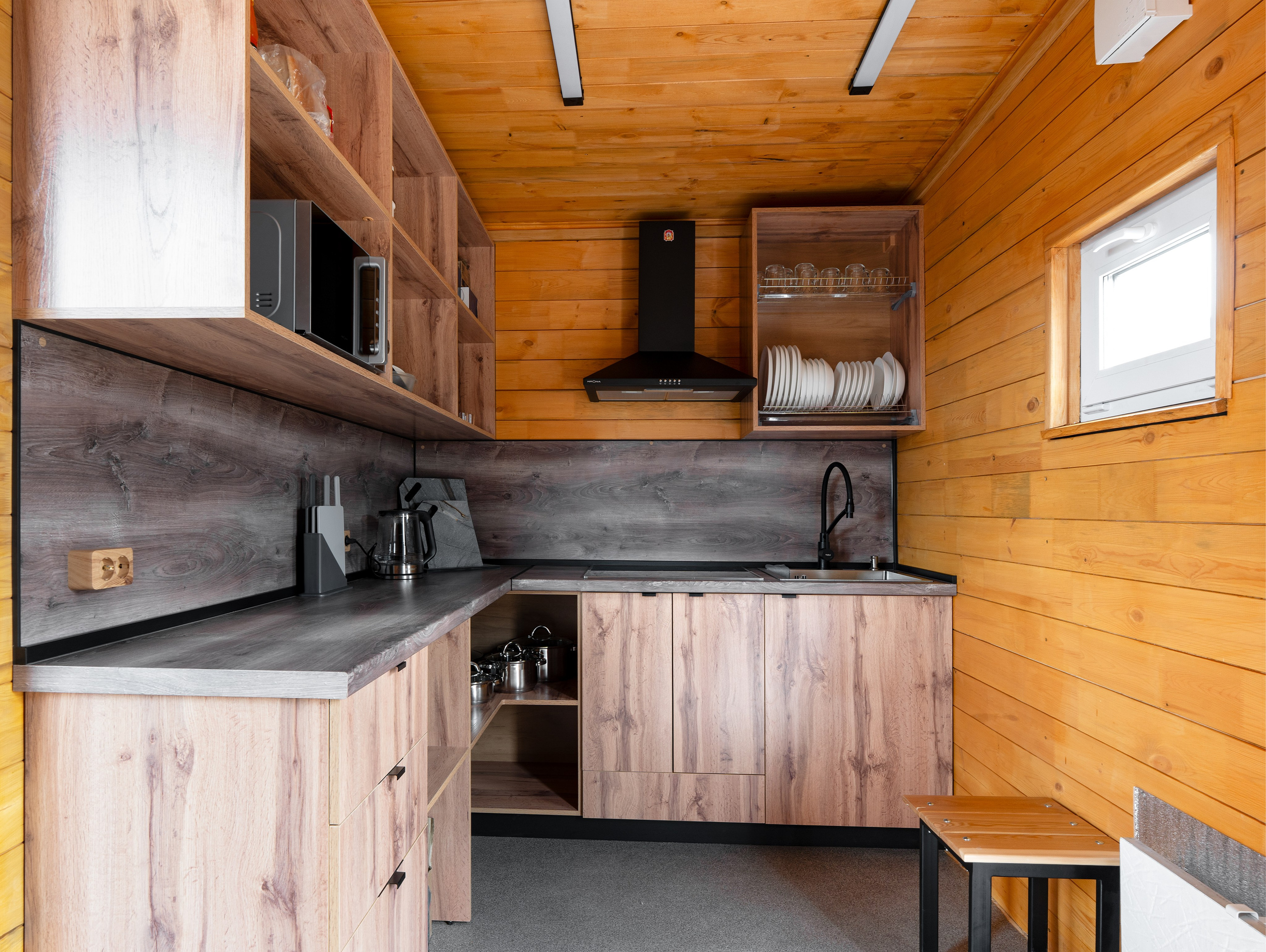 Фотосъемка бани, кухни-столовой для гостевого дома на острове Ольхон. Фотосъемка и видеосъемка недвижимости, интерьерная фотосъемка в г. Иркутске