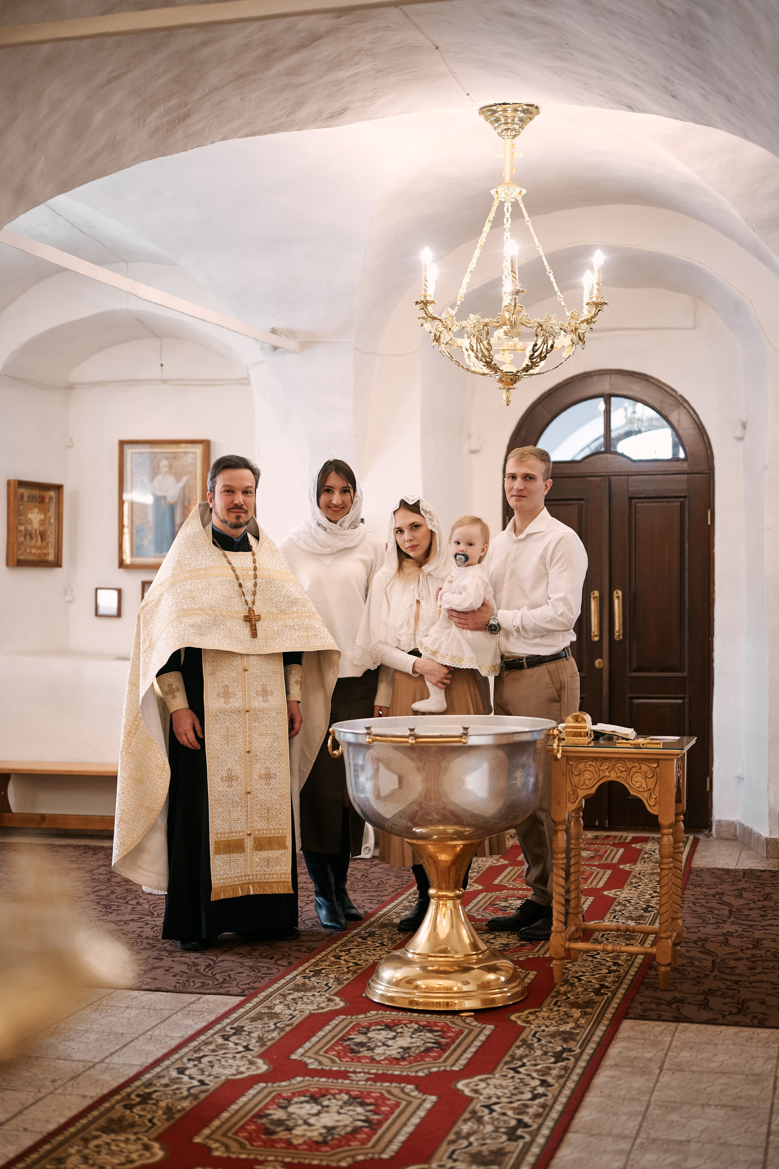 Крещение в храме Преполовения Пятидесятницы во Пскове. Свадебный фотограф Надежда Максимова