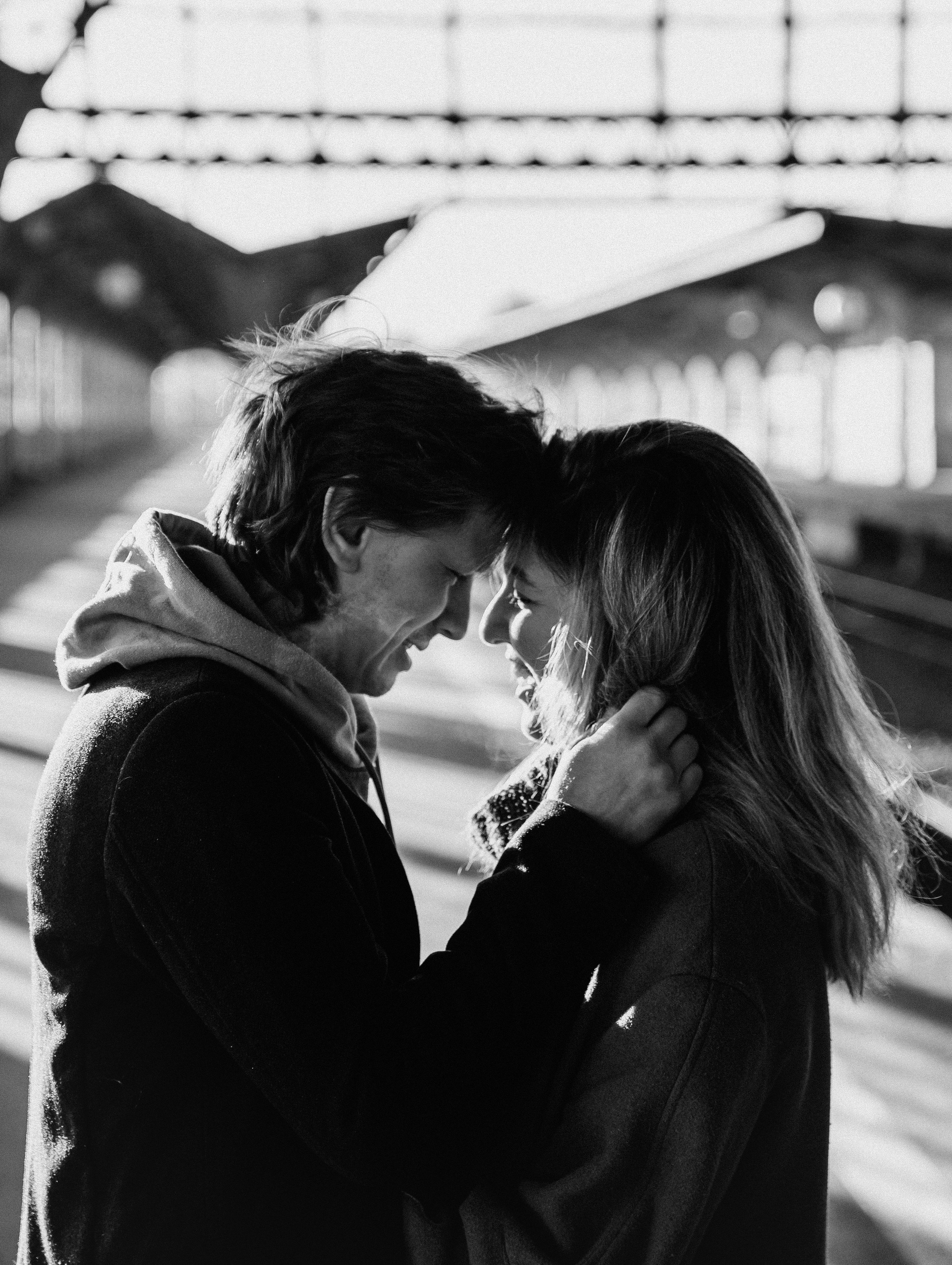 Анна смеётся, глядя на Андрея во время фотосессии Love Story