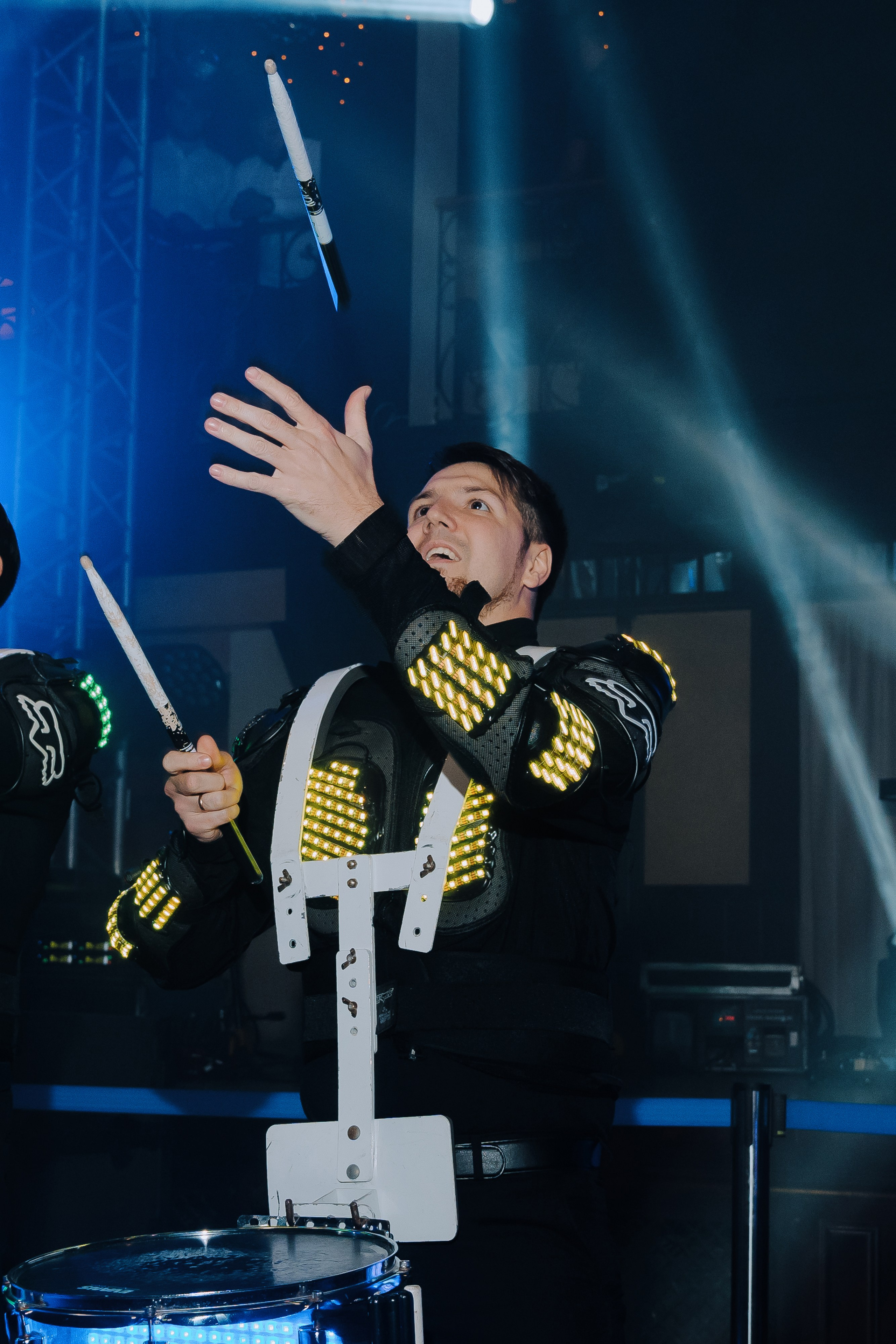 20 ЛЕТ МЕГАПОЛИС ЧЕЛЯБИНСК ХЕДЛАЙНЕР ЕЛКА. Репортажный фотограф Зуев Роман г. Челябинск