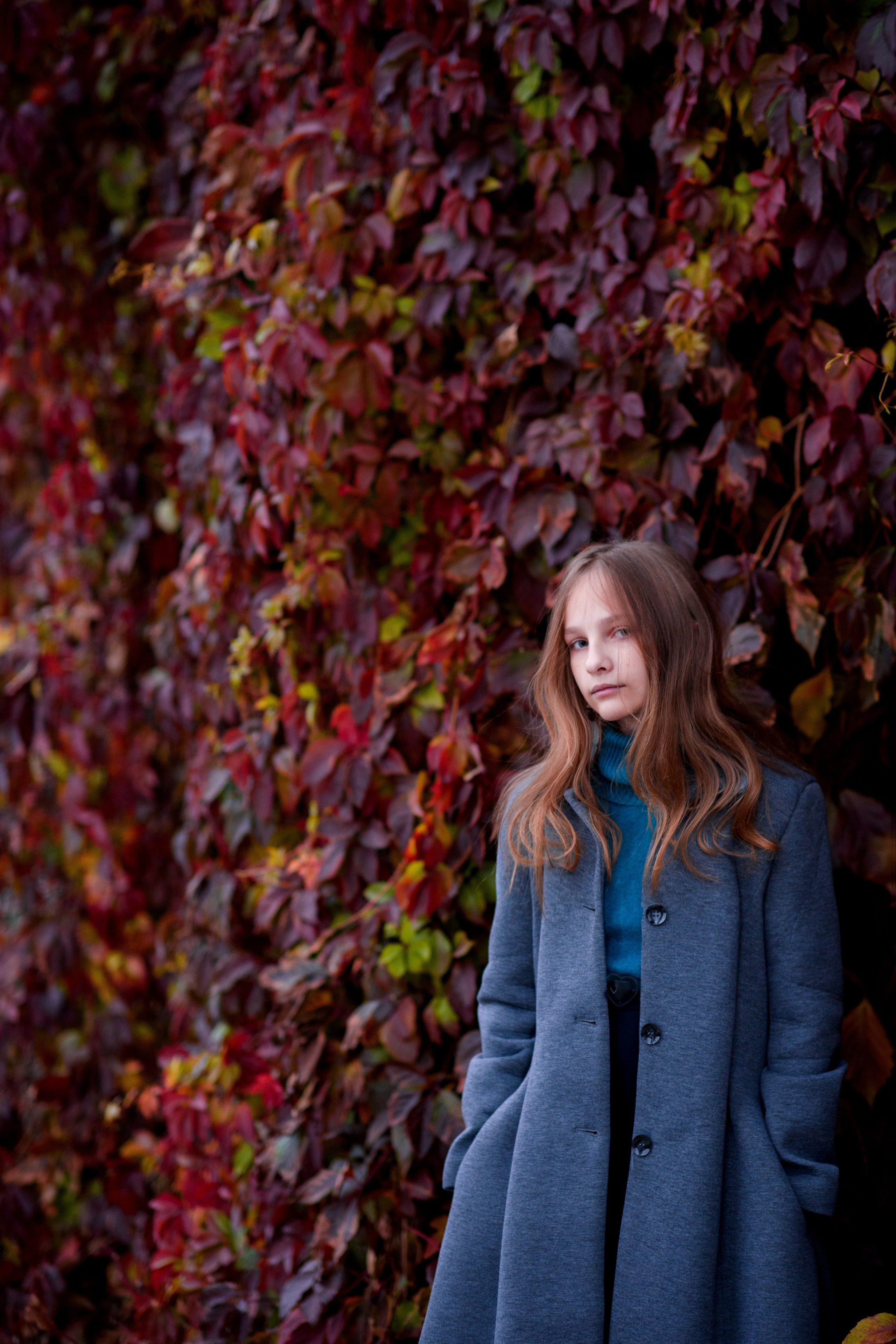 Фотосессия на фоне красного дикого винограда. Главная