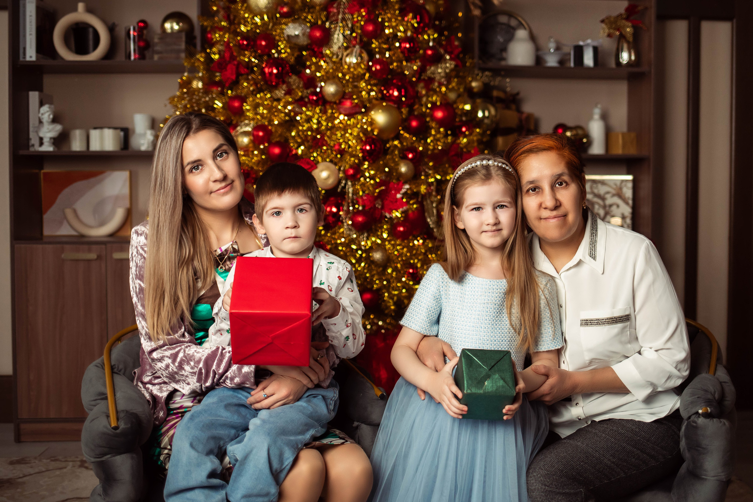 Семейная фотосессия в студии. Фотограф новорожденных в Новосибирске