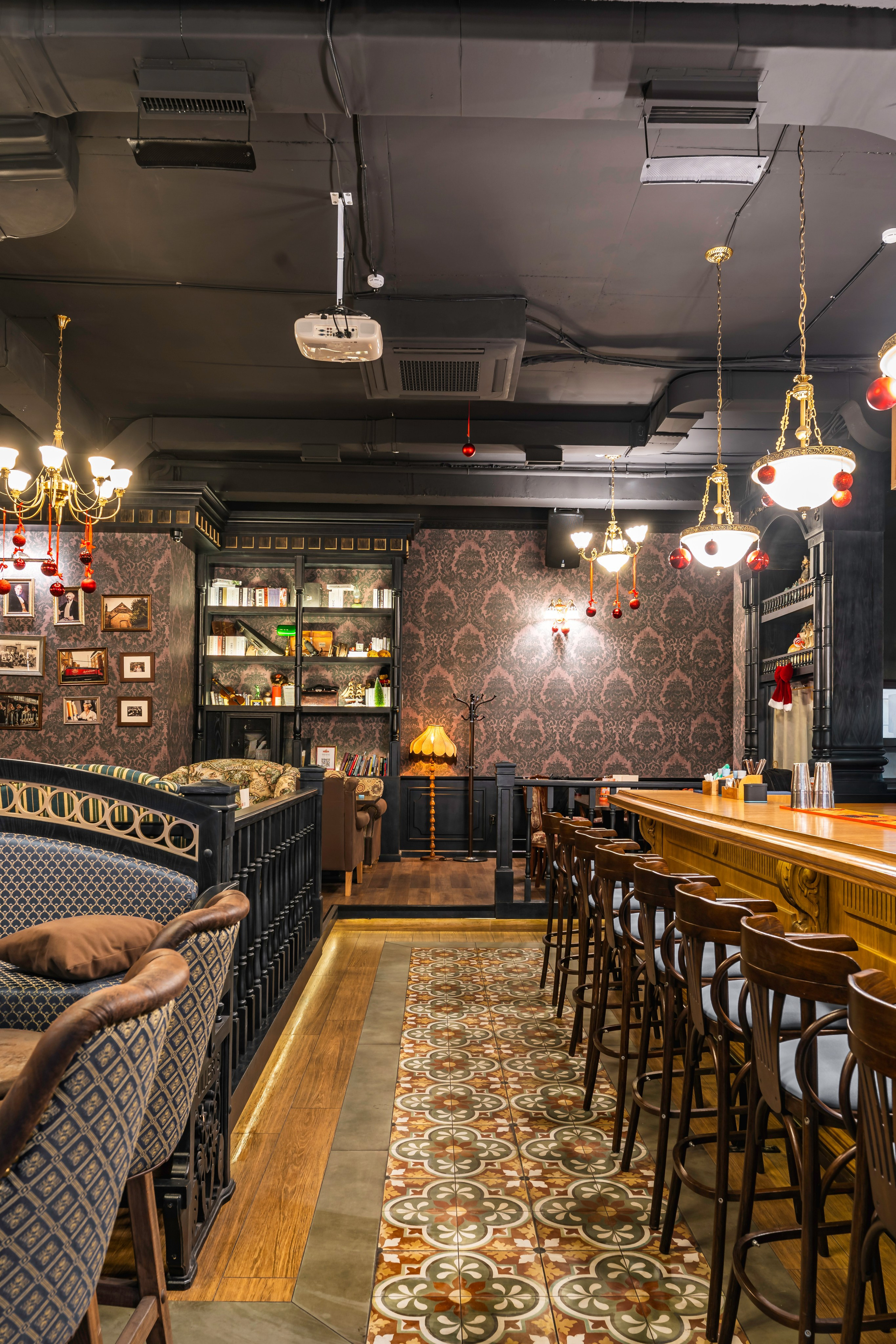 Алматы, Fuller's Izumrud — небольшой уютный паб в тихом районе, декабрь 2025. Интерьерный фотограф Алматы