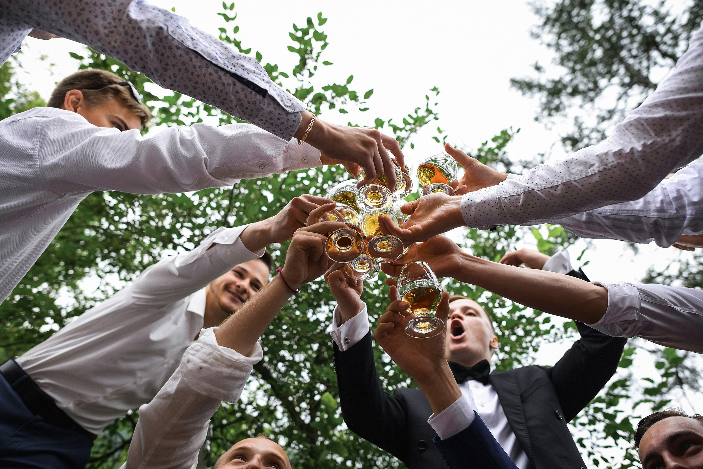 🌄 Демьян и Катя — свадьба в нацпарке "Столбы" | Веселый банкет и эпичные фото на скалах. 📸 Свадебный и семейный фотограф в Красноярске Тихомиров Евгений | 17 лет опыта | 800+ свадеб