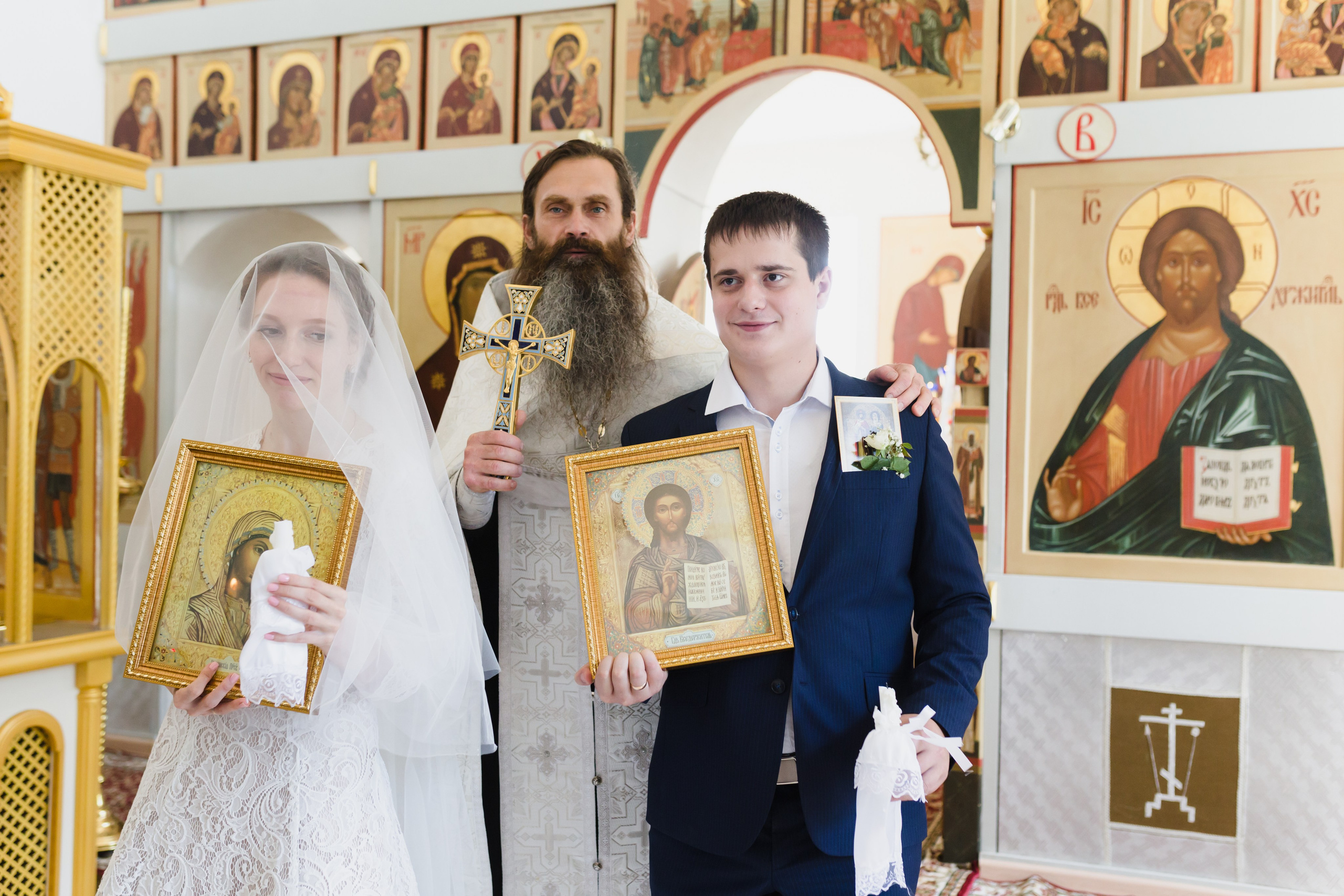 Памятное фото с батюшкой, который венчает пару