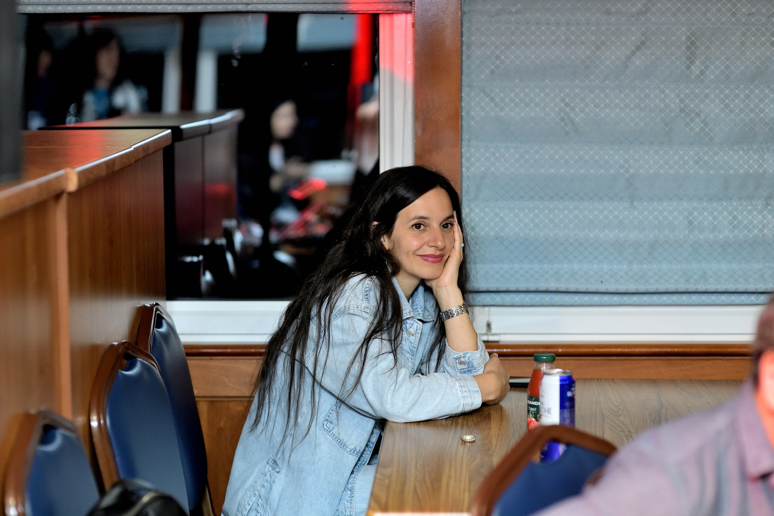 "Зрительница слушает концерт за столиком".