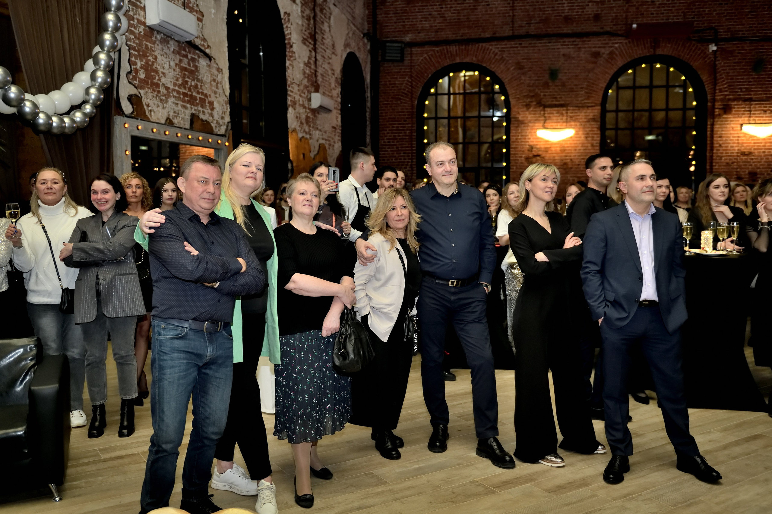 "Вручение грамот лучшим сотрудникам на мероприятии".